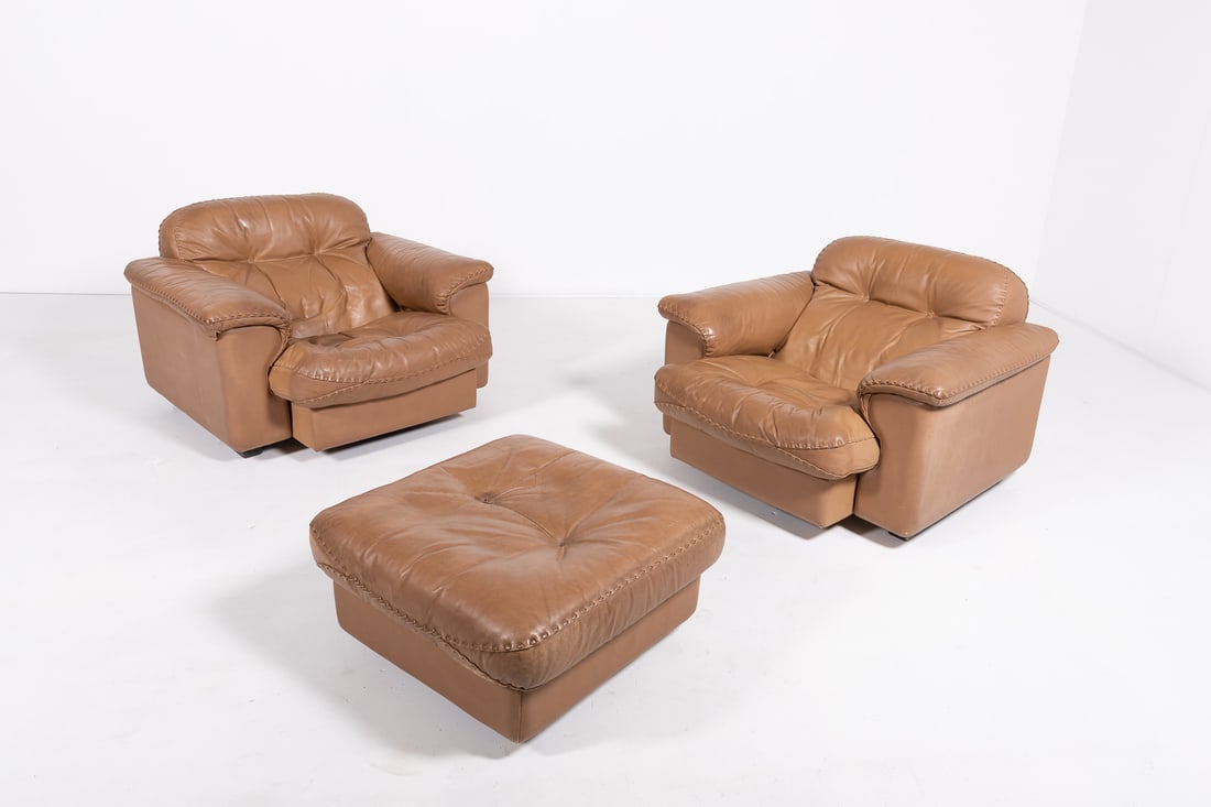 De Sede DS 101 brown leather lounge chairs: The frame is made of solid wood and the brown leather has hand-stitched seams, produced in Switzerland. seat height: 42 cm