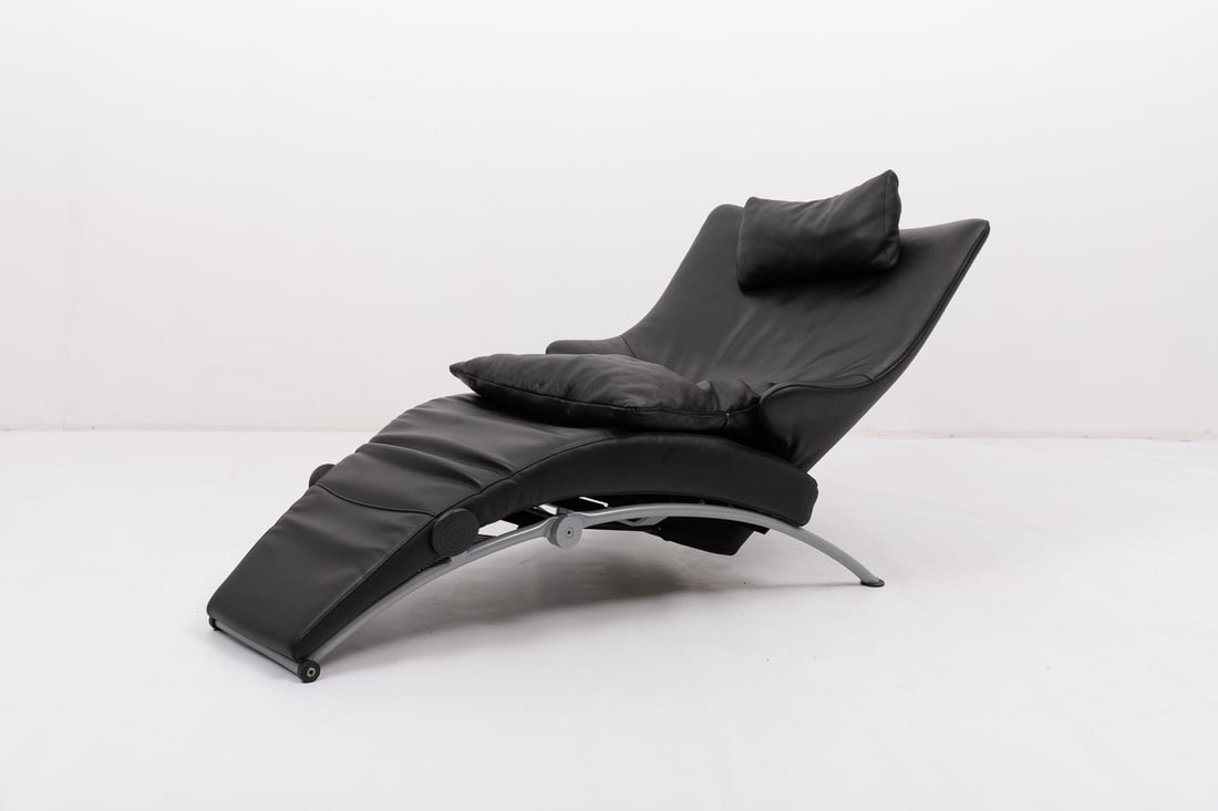 Prof. Stefan Heiliger lounge chair for WK Wohnen: Beautiful Relax Chair in black leather Loose seat/back cushion. The chair can be operated very easily to be changed from a relax chair to a chaise longue.