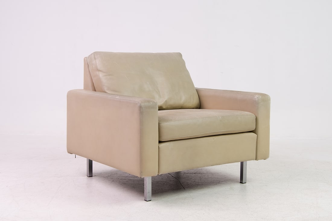 Hans Kaufeld armchair from 1970’s: Solid wooden frame, upholstered in beige leather with separate pillows, these are partially stuffed with feathers, steel feet. seat height: 36 cm