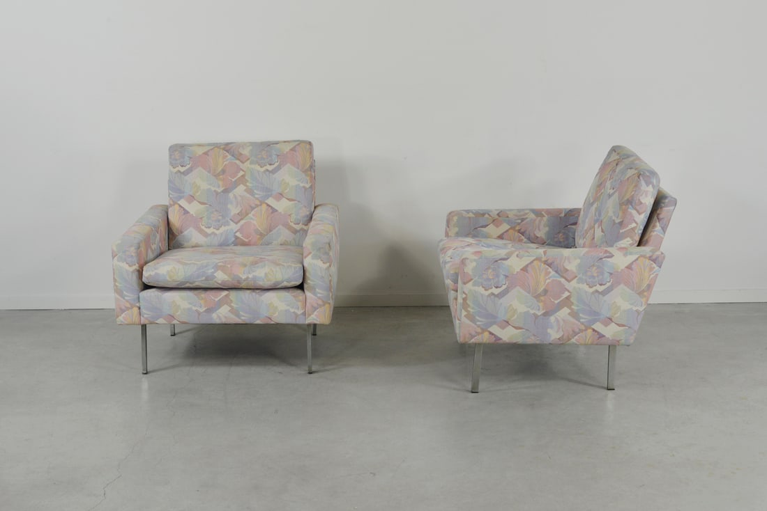 2 lounge armchairs by Hans Kaufeld: Armchairs in wooden frame on steel legs, upholstered in colorful fabric with loose cushions. seat height: 44 cm