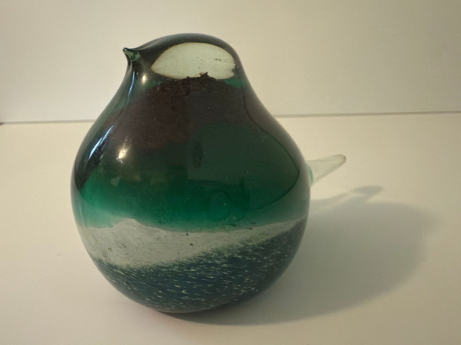 Vintage Octaevo Barcelona Art Glass Bird Figurine Statue Sculpture Paperweight: From an upstate, NY estate. Octaevo Barcelona hand blown art glass bird figurine / paperweight / sculpture. Sticker on base. Measures approx 5" long x 3" tall.