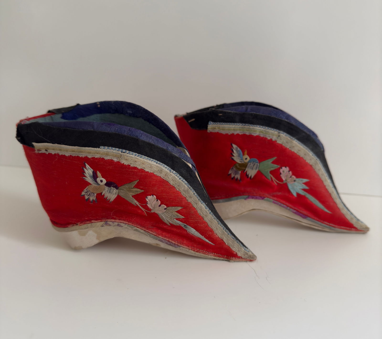 Pair of Antique 19thC Chinese Golden Lotus Shoes Silk Embroidered Foot Binding (1 of 9)