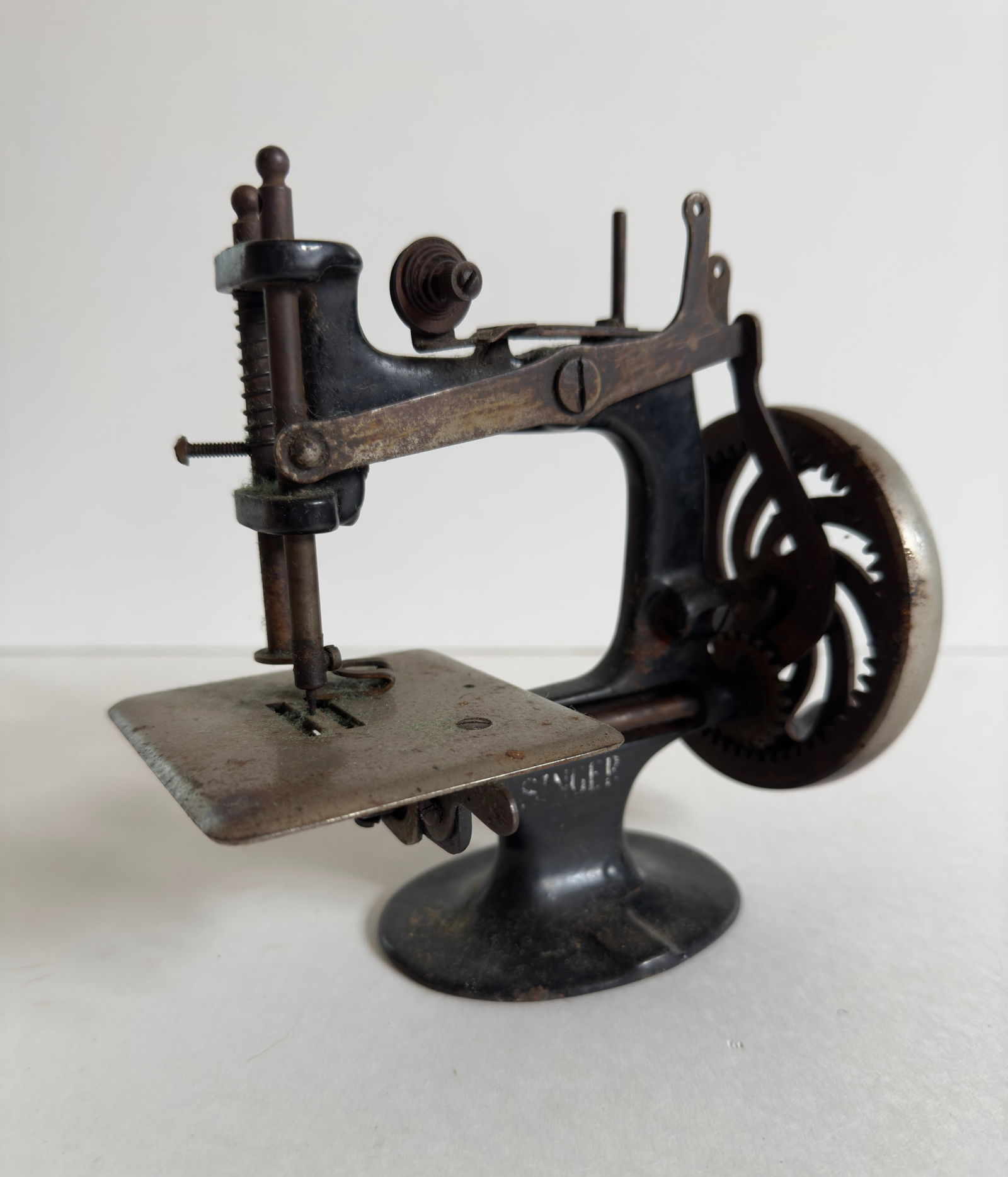 Early 20thC Singer Child's Sewing Machine Toy Miniature (1 of 7)