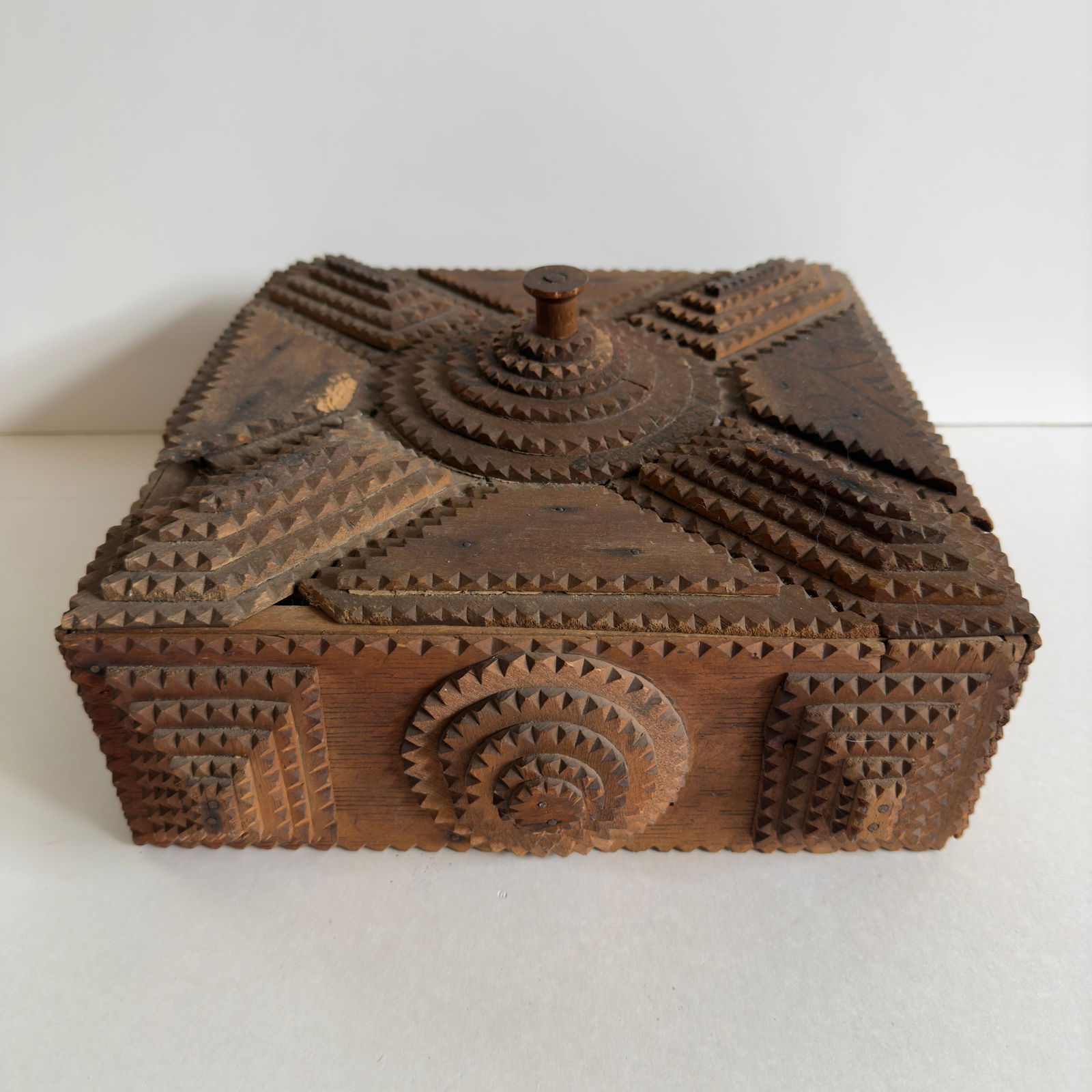 Antique American Folk Art Tramp Art Lidded Box (1 of 13)