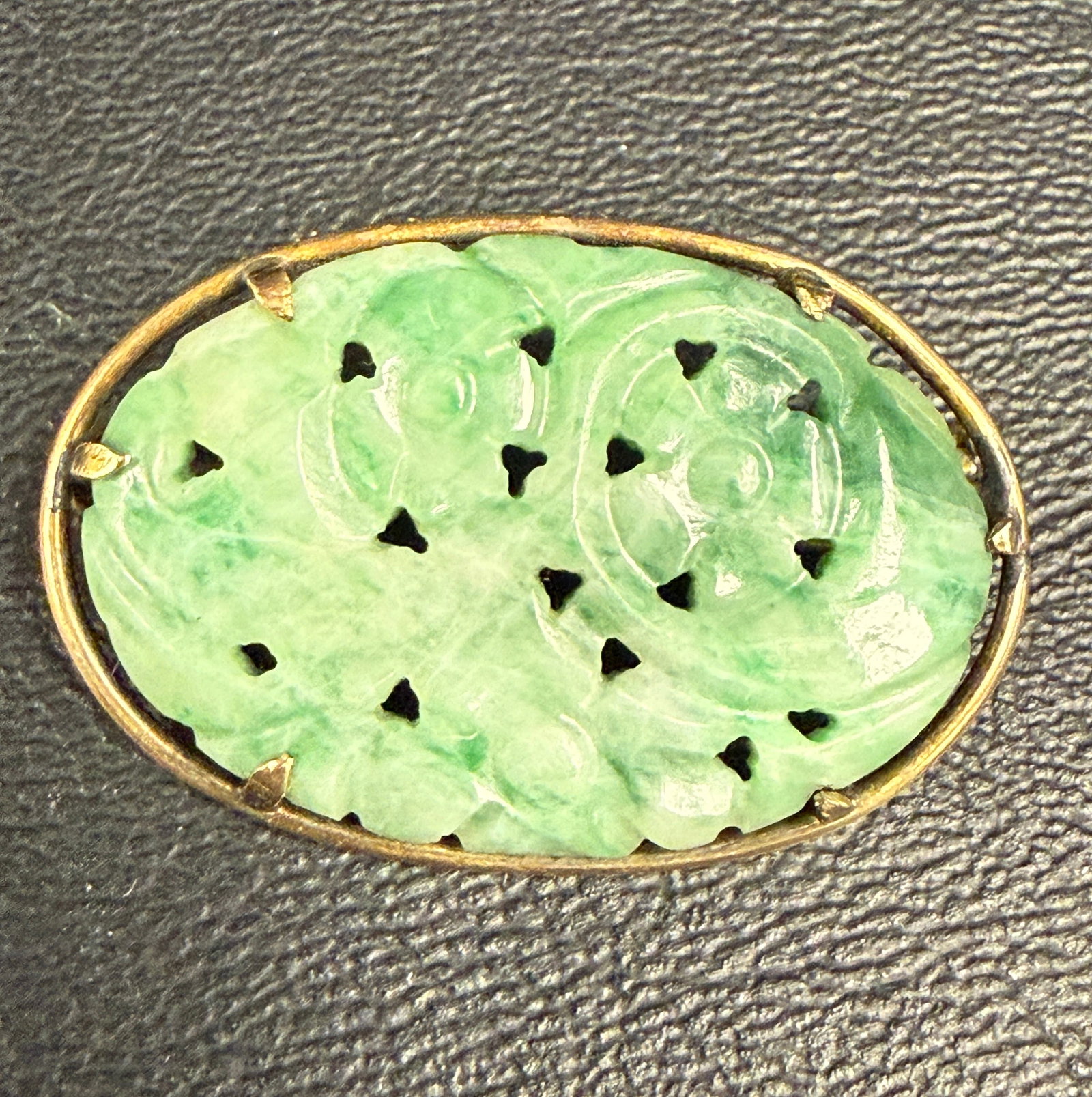 Antique Chinese 10K Yellow Gold Jade Carved Pin Brooch: From an upstate, NY estate. Antique Chinese 10K yellow gold mounted carved floral jade pin or brooch. Weighs approx 5 grams. Measures approx 1.25" long. Please see photos for details.