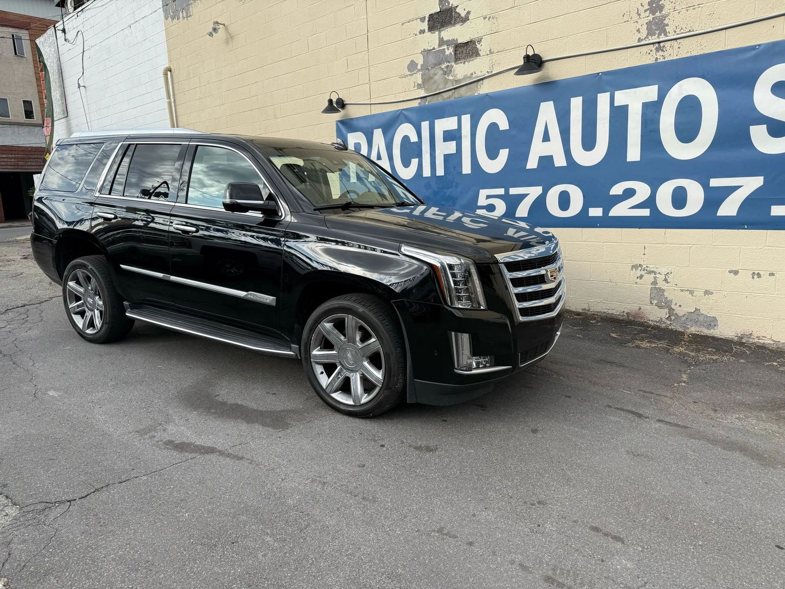 2017 CADILLAC ESCALADE LUXURY SPORT UTILITY 4D: Year 2017 Make CADILLAC Model ESCALADE Trim LUXURY SPORT UTILITY 4D Drivetrain 4WD Transmission AUTOMATIC Engine V8, 6.2 LITER Mileage 98,469 Doors 4 Exterior Color black Interior Color beige