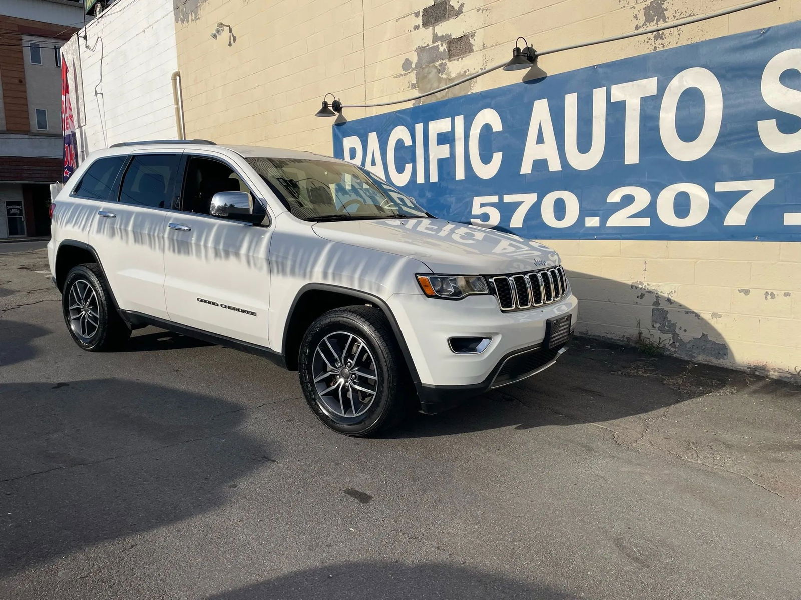 2019 JEEP GRAND CHEROKEE SUV 4D: Year 2019 Make Jeep Model Grand Cherokee Trim Limited Sport SUV 4D Drivetrain AWD Transmission AUTOMATIC Engine V6, VVT, 3.6 LITER Mileage 107,993 Doors 4 Exterior Color white Interior Color black