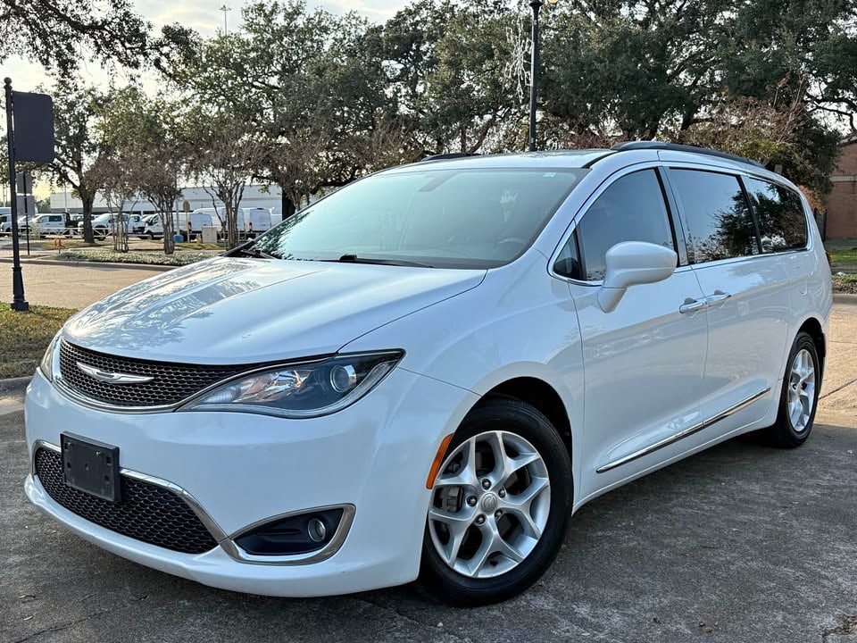 2017 Chrysler pacifica Touring L Van 4D (1 of 14)