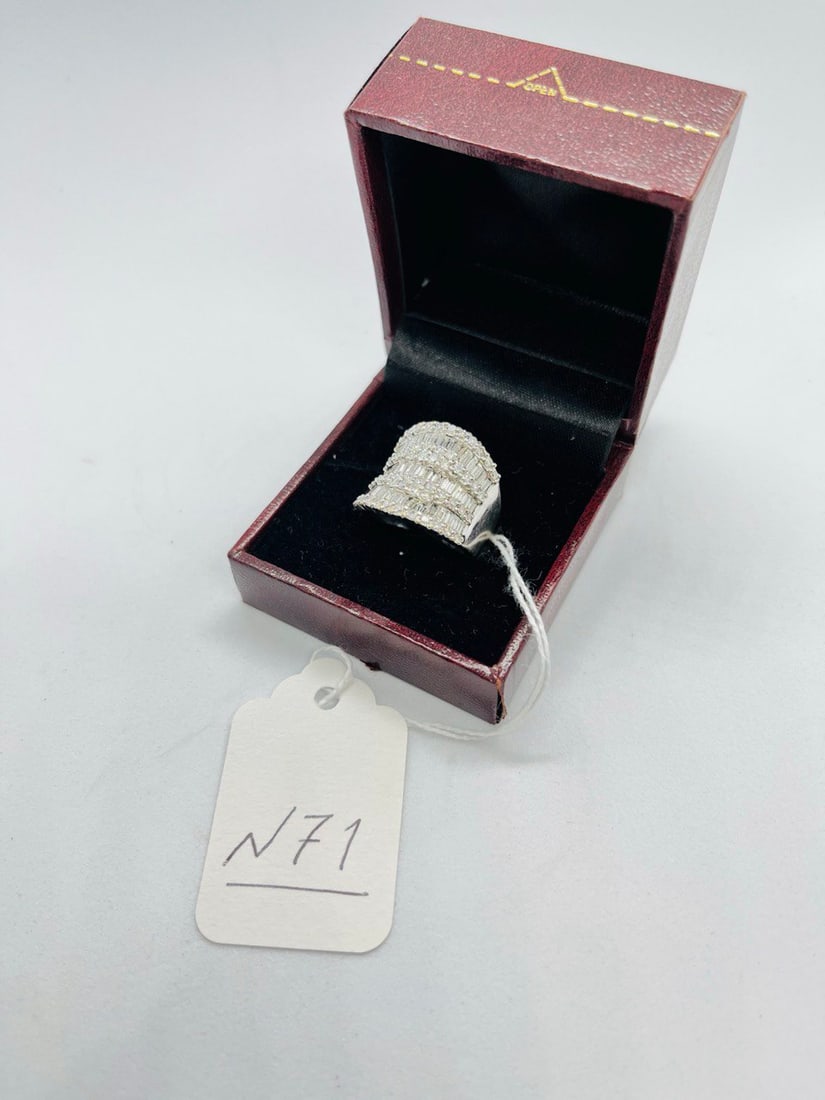 LADIES DIAMOND RING: 18K LADIES DIAMOND RING WHITE GOLD 3CTTW BEAUTIFUL BAGUETTE DIAMONDS VS 1 QUALITY SIZE 7