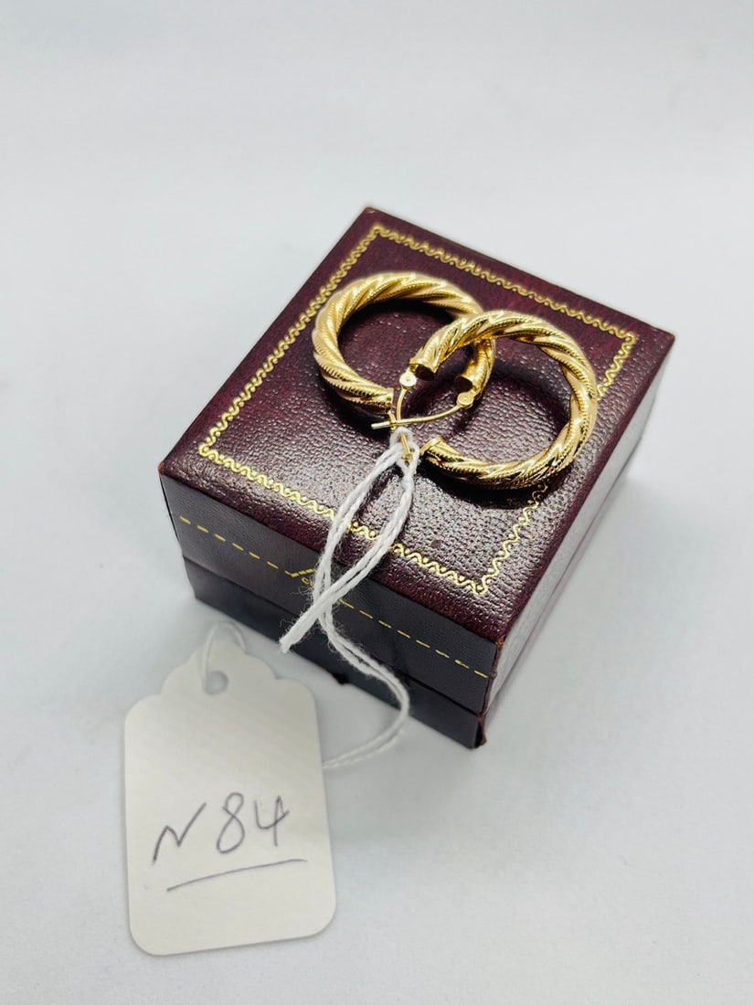 YELLOW GOLD EARRING (1 of 2)