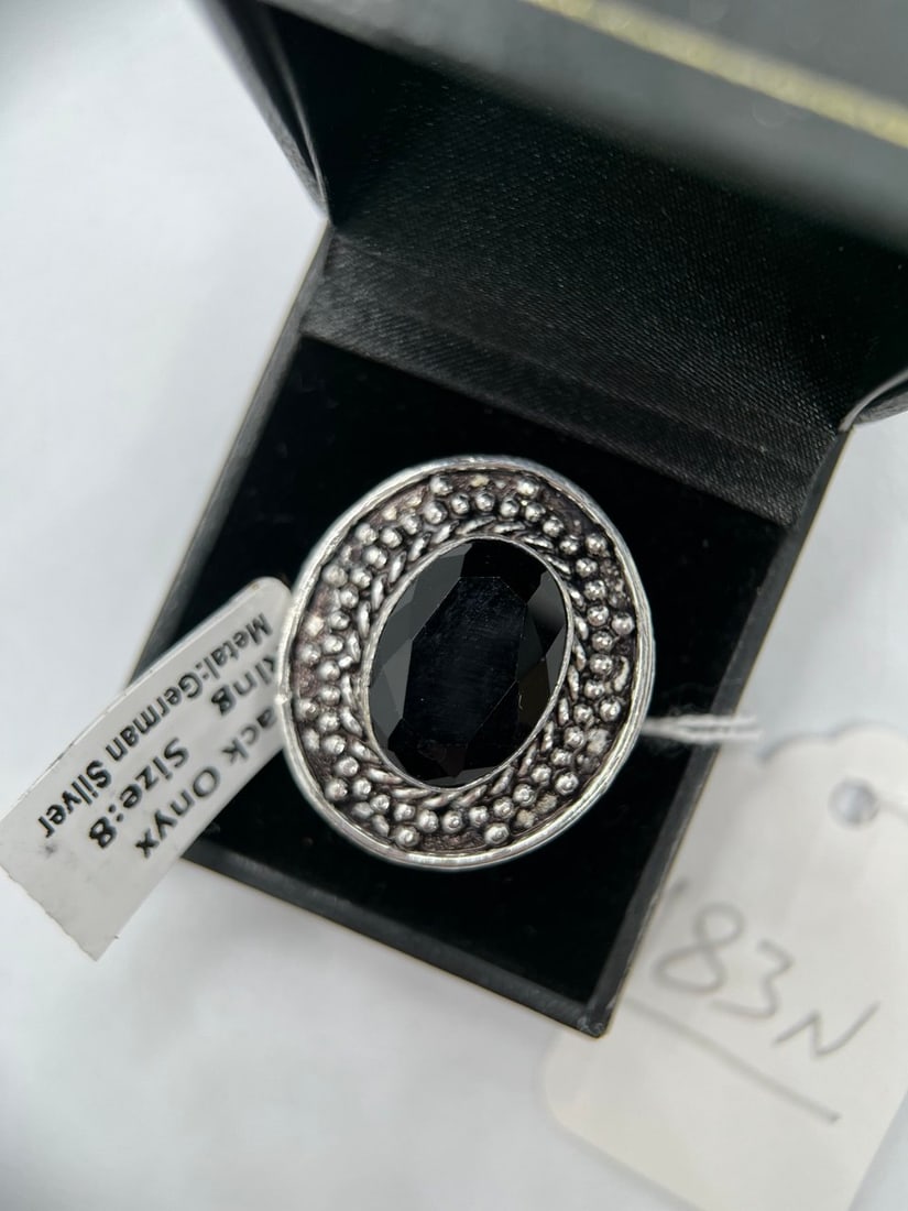 BLACK ONYX STONE SILVER RING: BLACK ONYX STONE SILVER RING SIZE:8 METAL:GERMAN SILVER