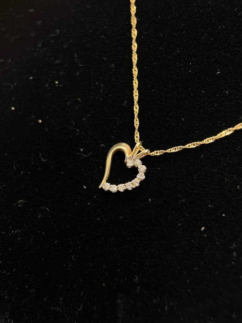 heart neclace: heart neclace 14k yellow gold 9 diamond 2.1g