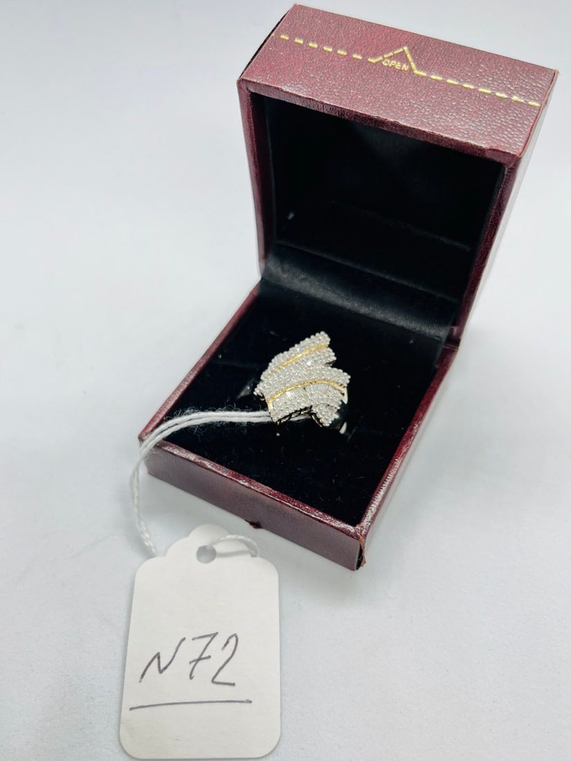 LADIES DIAMOND RING: 10K YELLOW GOLD 1CTTW BEAUTIFUL RING SIZE 6