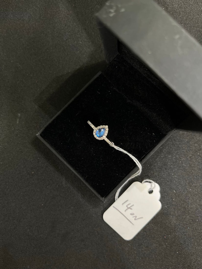 14K LADIES RING: 14K LADIES RING NATURAL MOONSTONE WITH DIAMONDS ON SIDE YELLOW GOLD TOTAL OF 1 CTTW STONES SIZE 10