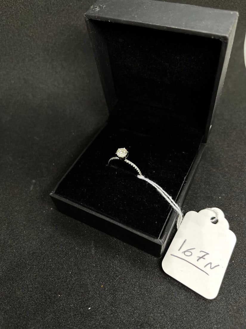 14KW WHITE GOLD: 14KW WHITE GOLD CENTER DIAMOND .70 CT (SIDE .20 CTTW) SIZE 6 1/2 SI H COLOR