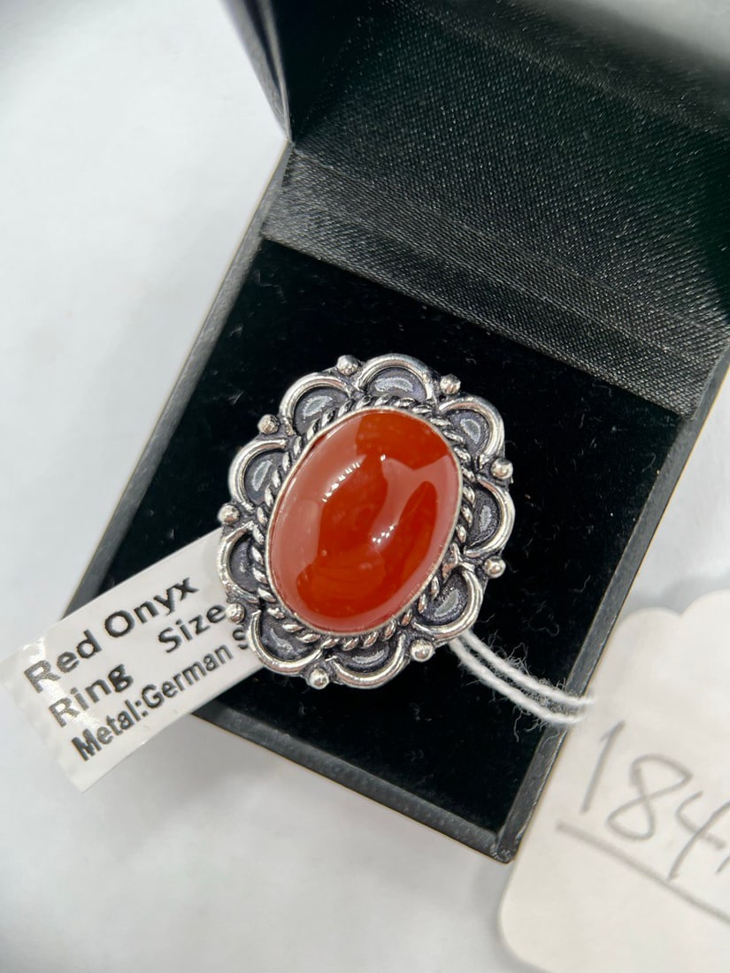 RED ONYX STONE SILVER RING: RED ONYX STONE SILVER RING SIZE:6 METAL:GERMAN SILVER
