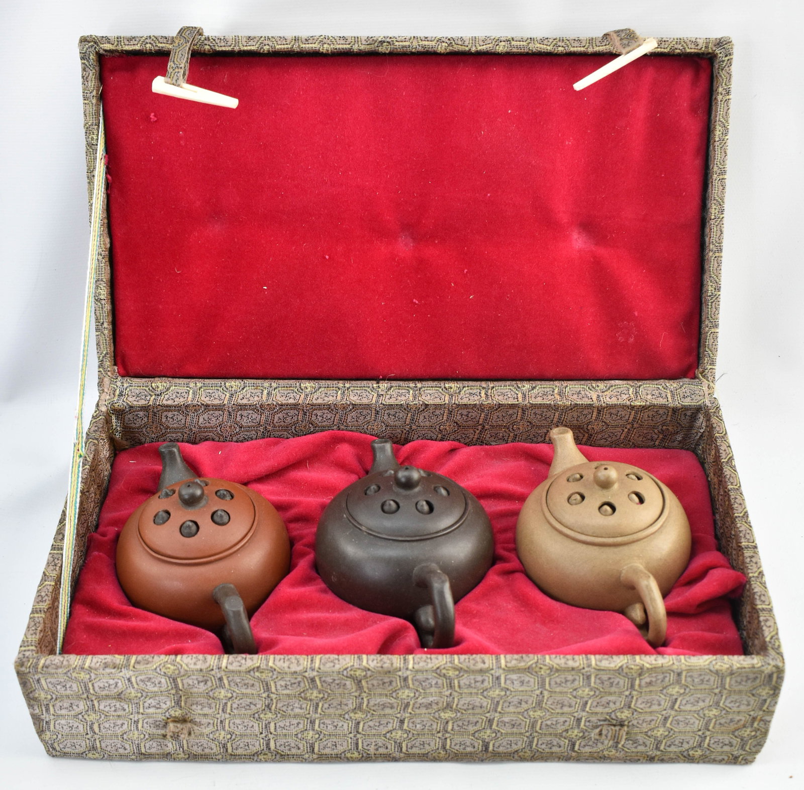 Box of Three Vintage Chinese Yixing Teapots (1 of 12)