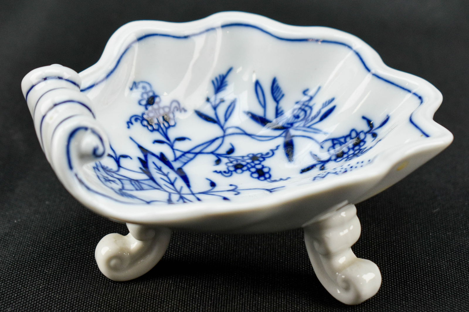 Meissen Porcelain Shell Dish in Blue Onion (1 of 7)