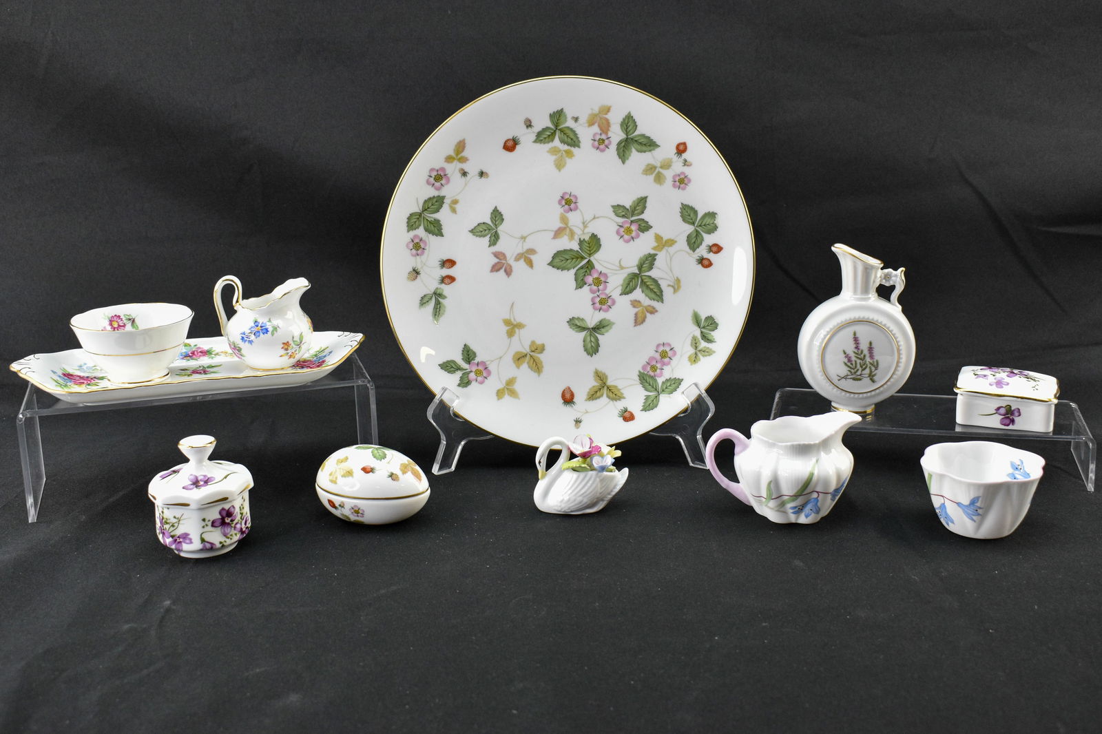 11 Pieces of European Porcelain and Bone China: 11 vintage ceramic pieces including a Swedish porcelain handled heather vessel by Hackefors, a small bone china Scilla bowl and jug by Shelley England, a bone china swan figure by Georgian, two small