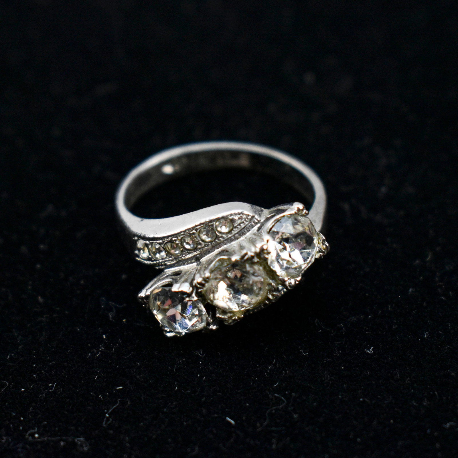 Vintage G&D&Co Sterling Silver Ring: Vintage sterling silver ring by G&D&Co. inlaid with three large and several small stones, possibly moissanite.
