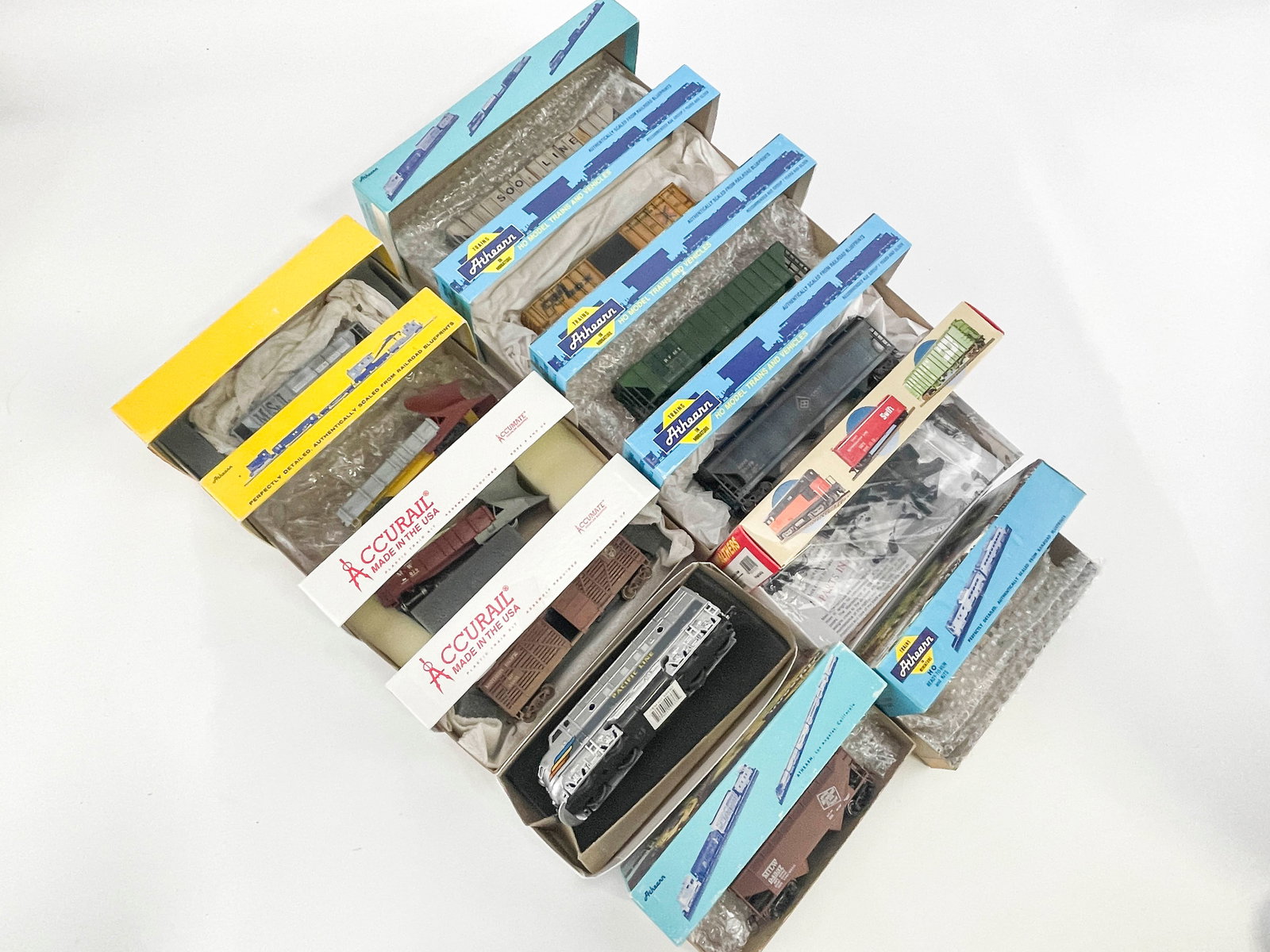Grp 12 Vintage Asst HO Model Railroad Train Cars (1 of 14)
