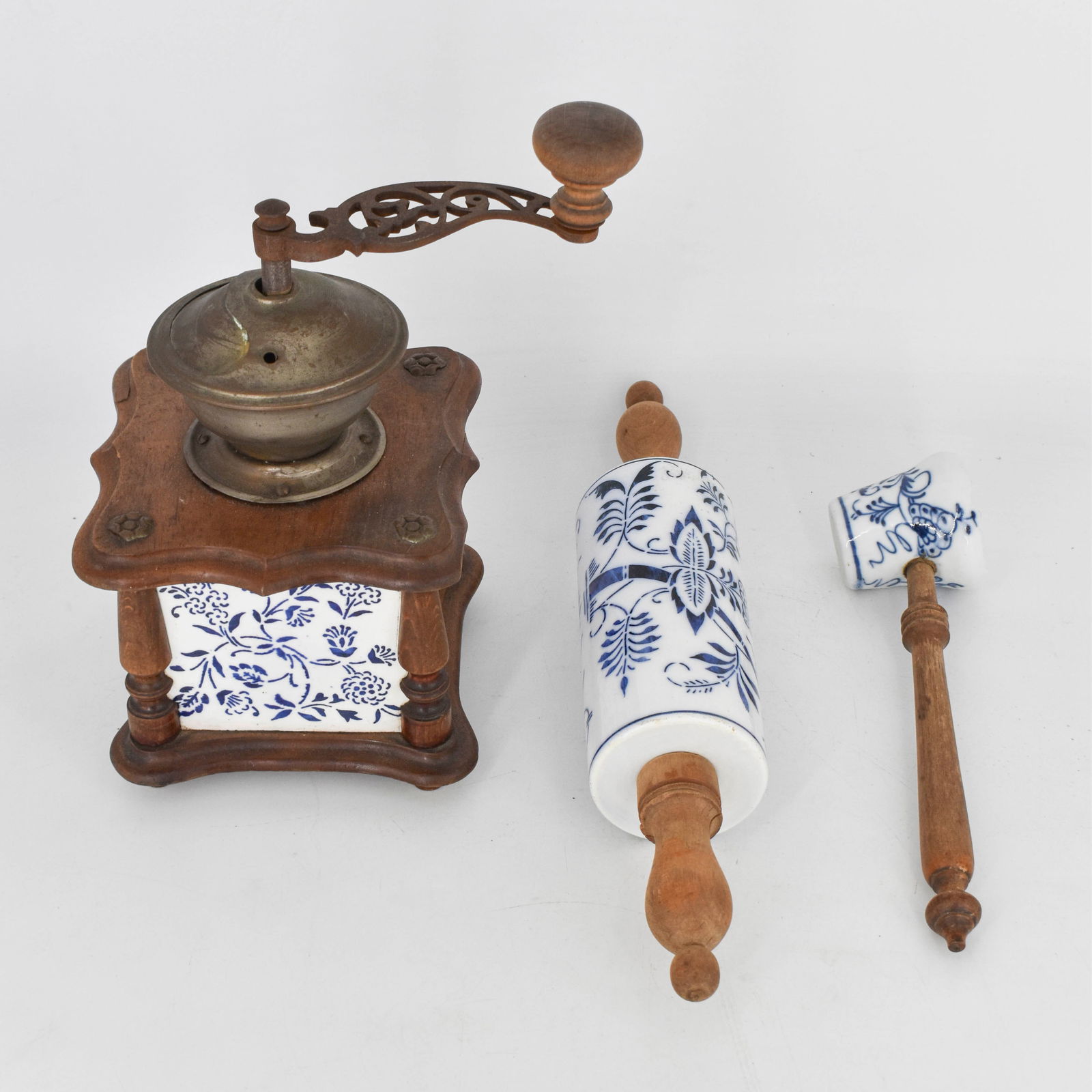Group of 3 Blue Onion Pattern Coffee Grinder, Meat Tenderizer, Rolling Pin (1 of 9)