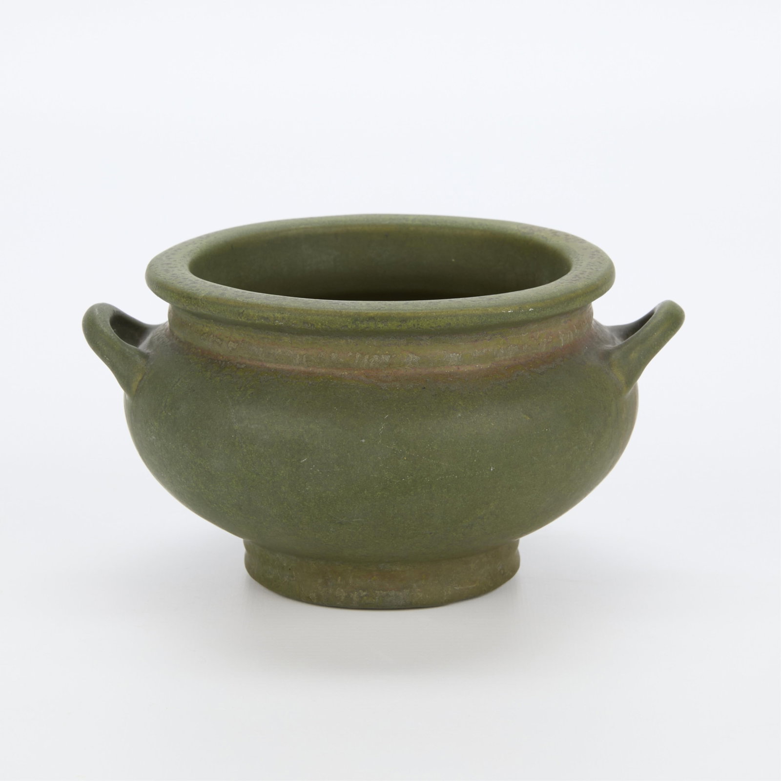 Vintage Roseville Pottery Carnelian Matte Green Planter: Rare vintage Roseville Pottery Carnelian planter pot. Matte green glaze, double-handled, and a footed base. Appears to be unsigned. 3 1/2"H x 6 3/4"W x 6"D.