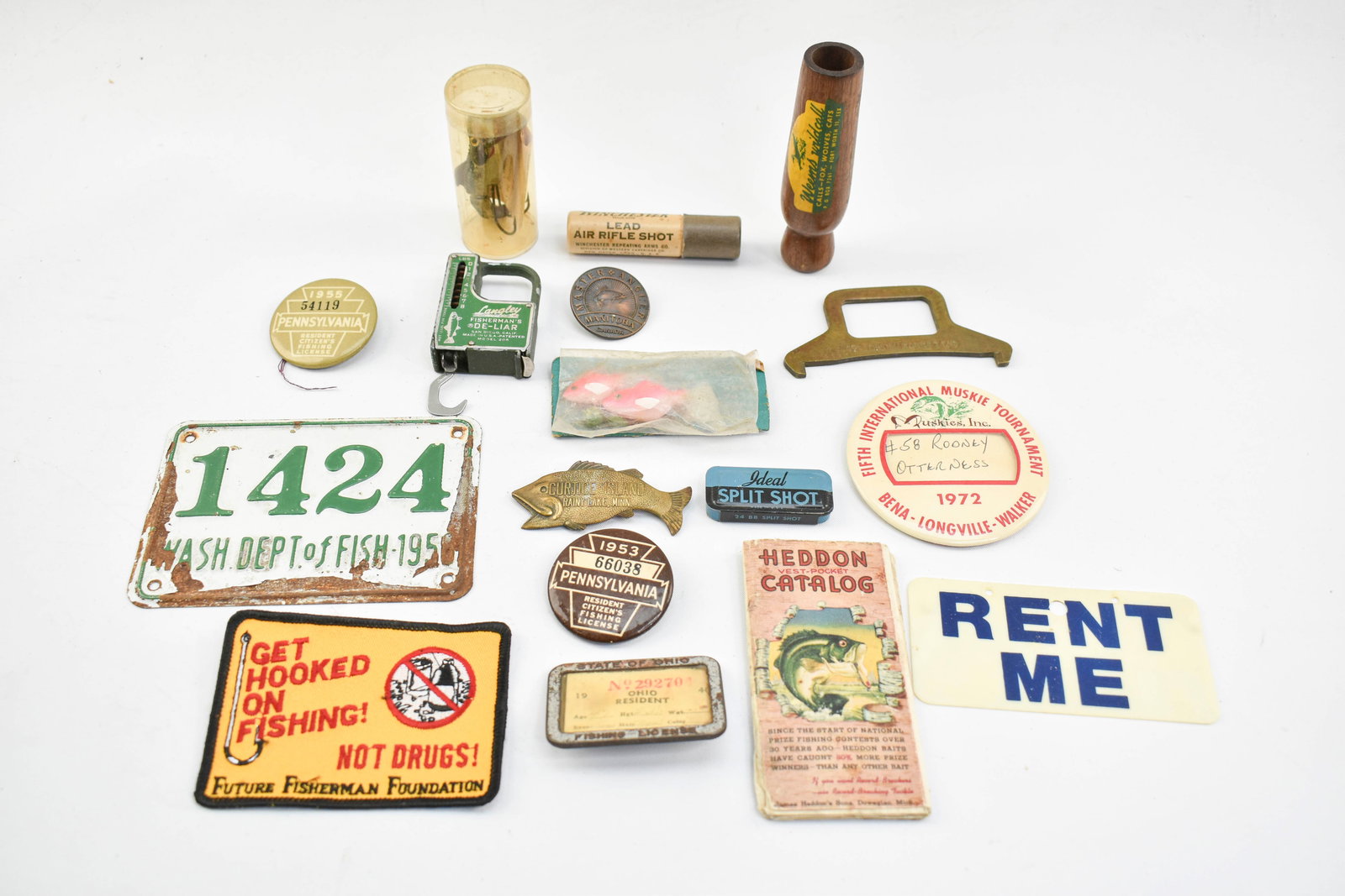 Grp Vintage Fishing & Hunting Items & Pins (1 of 7)