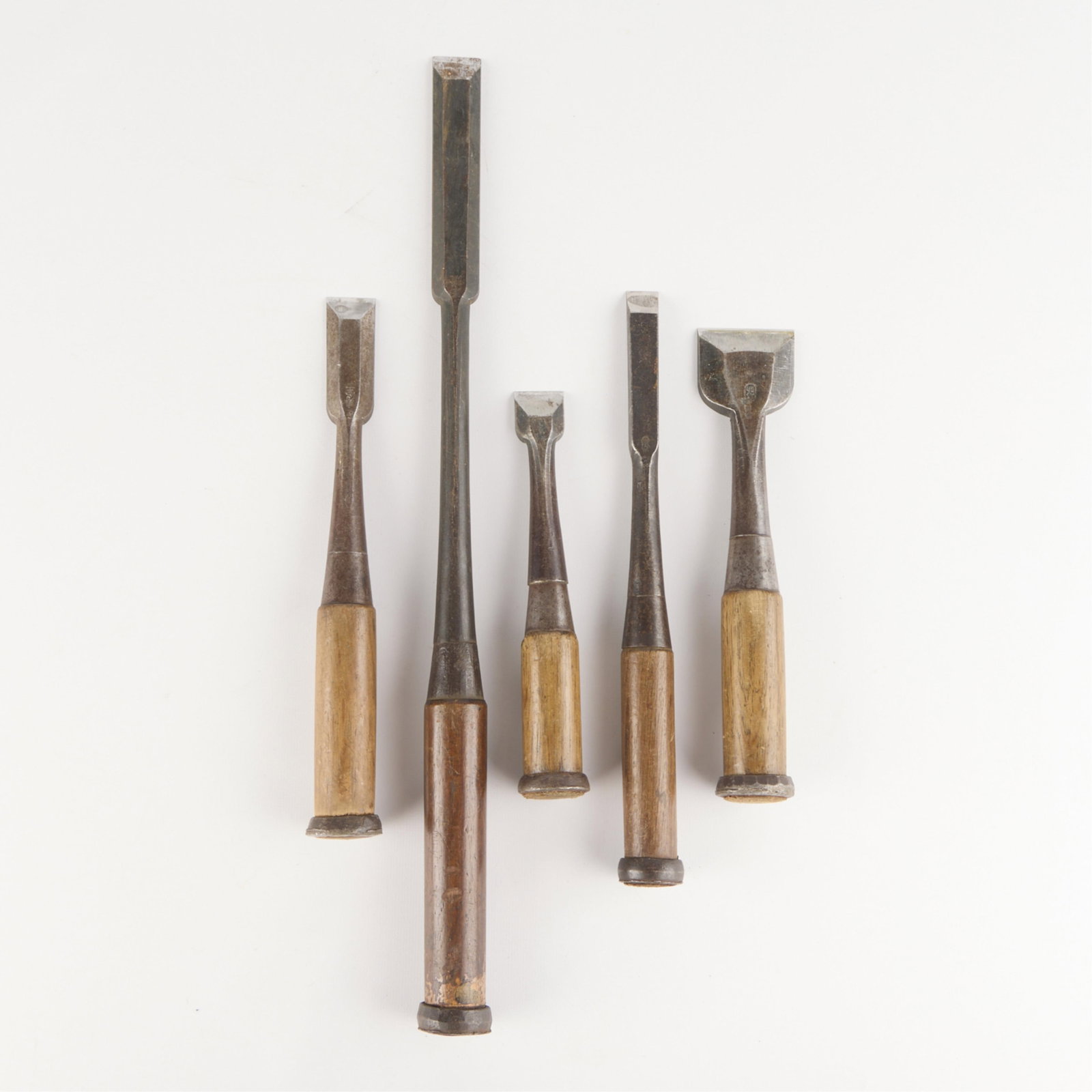 Set 5 Vintage Japanese Nomi Woodworking Chisels: Set of five vintage Japanese woodworking chisels, or nomi. Each engraved with character marks along the metal blade. (Shipping dimensions) Height: 18 1/2 in x width: 6 in x depth: 1 1/2 in.