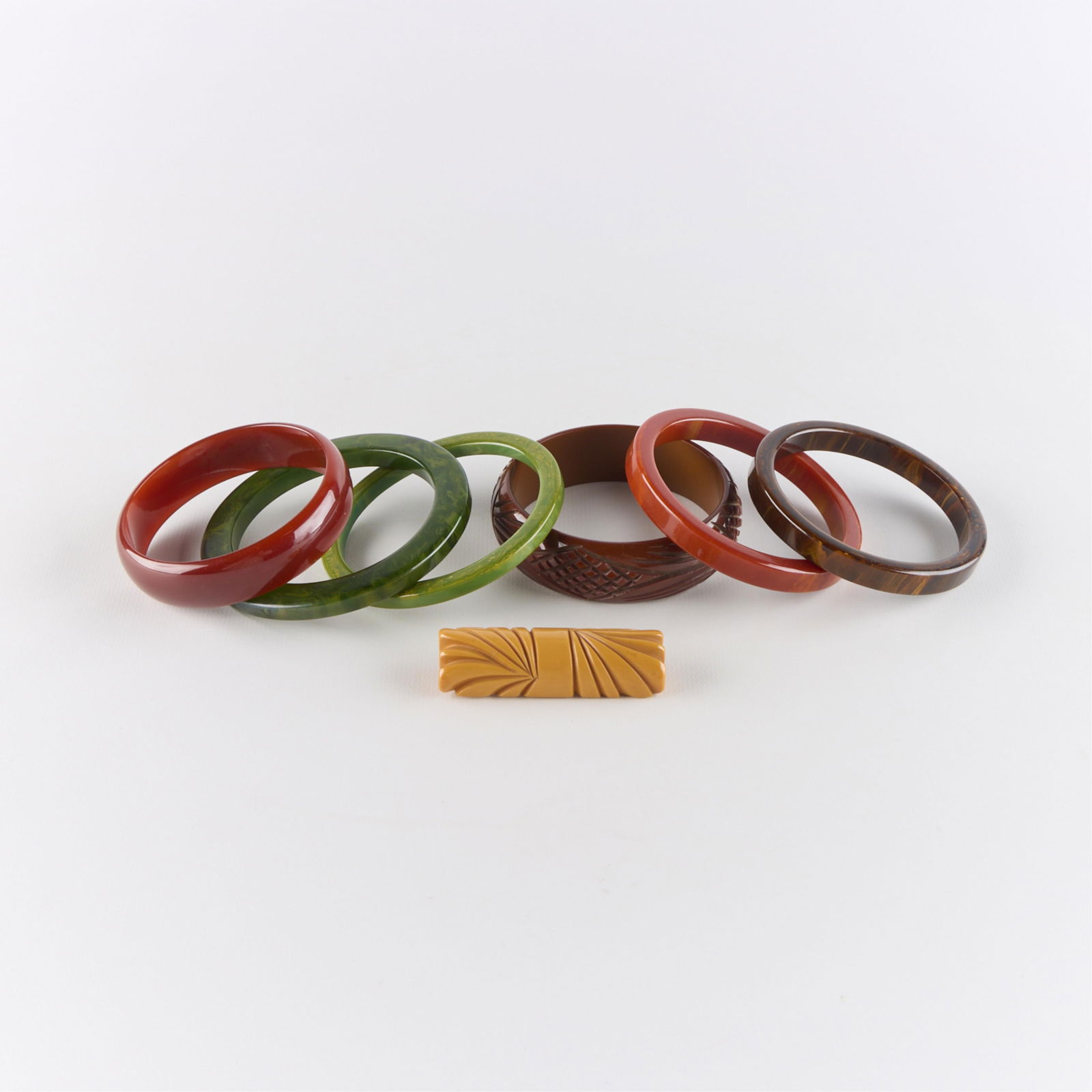 6 Bakelite Bangle Bracelets & Pin (1 of 4)