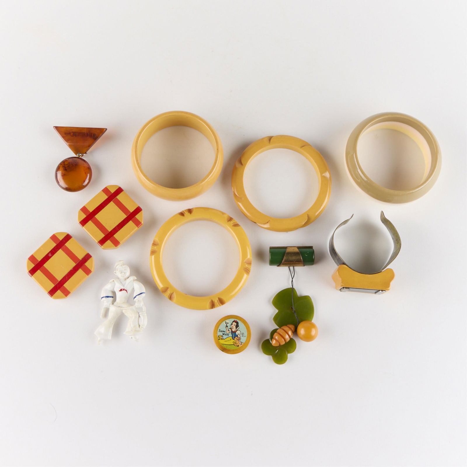 9 Pcs Bakelite & Lucite Jewelry & Souvenirs (1 of 2)