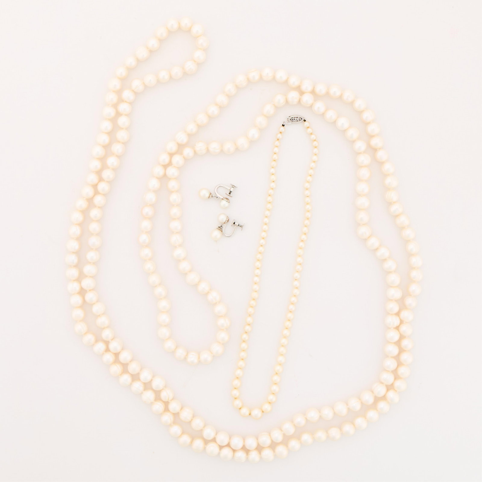 Pearl & Gold Jewelry Incl. Birks: Group of pearl jewelry including an opera length strand of baroque pearls, one graduated pearl strand on a 10k white gold clasp, pair of Birks 12k white gold filled screwback pearl earrings. Length