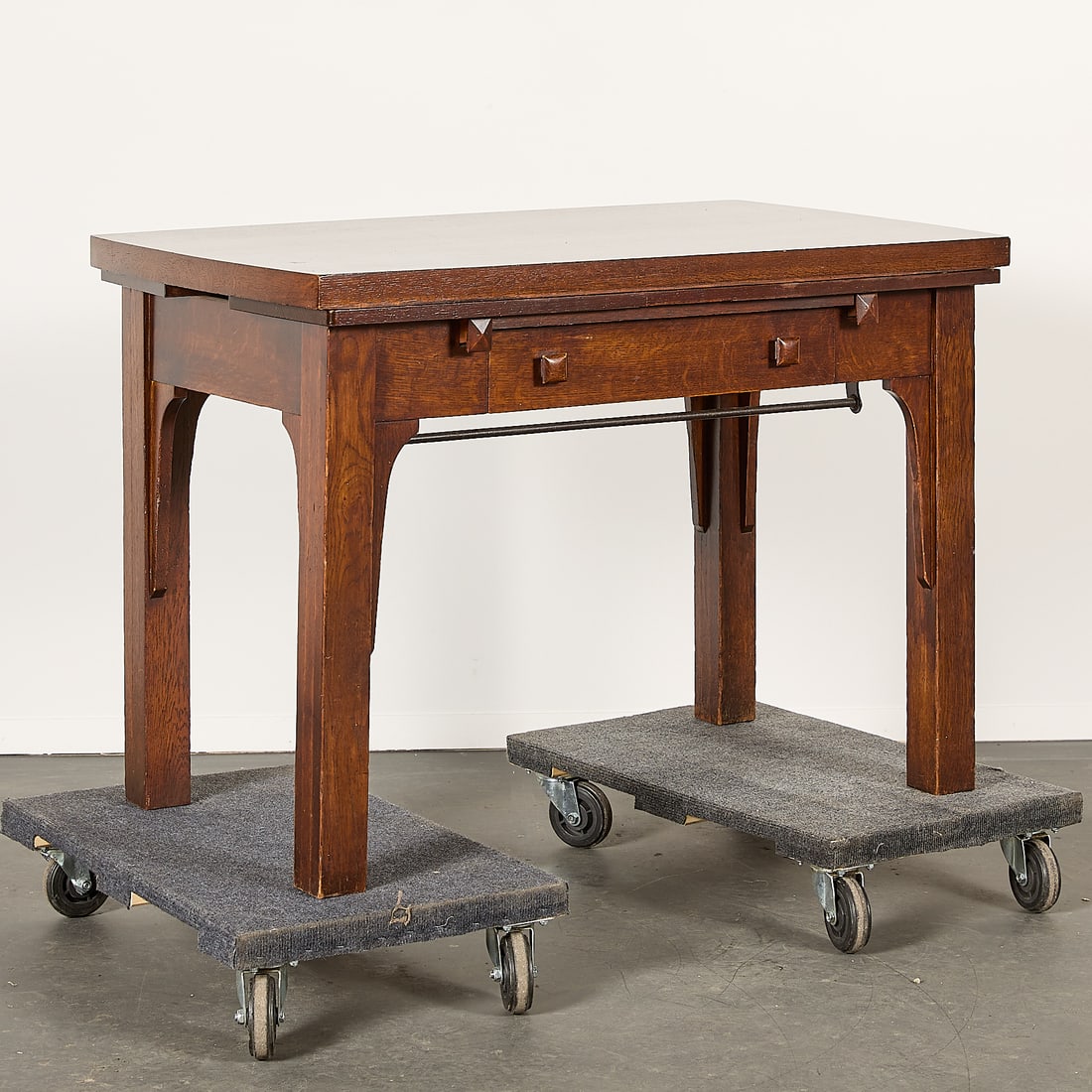 Antique Twin Cities Mission Co. "Libry-Dine" Table: Twin Cities Mission Furniture Company, Minnesota. Antique Arts & Crafts "Libry-Dine" extendable table, 1920s. With an ornate lever mechanism along the underside that allows the leaves to extend.