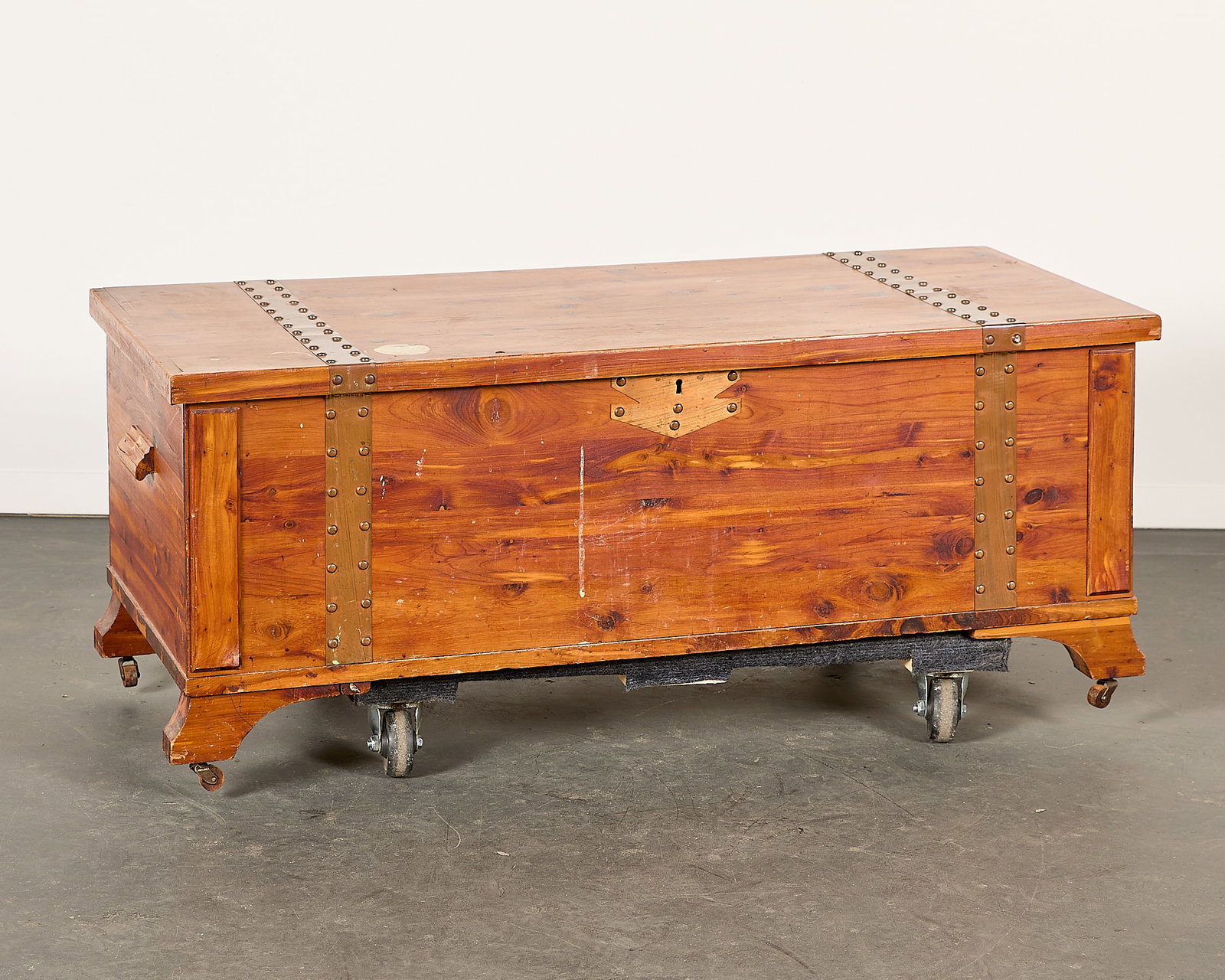 Vintage Edwards Roos Co. Cedar Storage Chest: Edwards Roos Company, Chicago. Vintage cedar storage chest or trunk with ornate hardware, two interor compartments, and rolling casters, early 20th century. Marked along the interior of the lid. Heigh