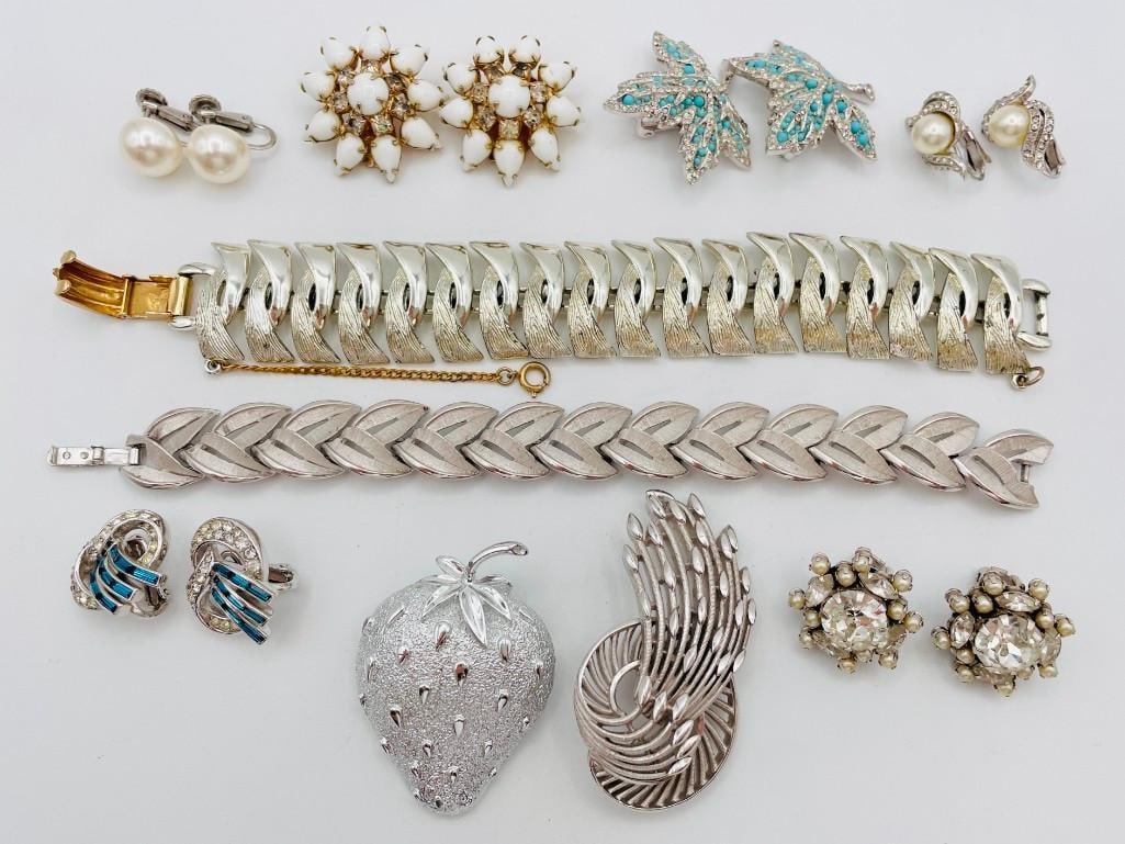 Crown Trifari-Coro-Marvella, Bracelets, Earrings, Pins (1 of 10)