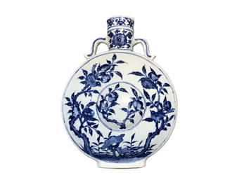 A MING-STYLE BLUE AND WHITE GARLIC-HEAD MOONFLASK