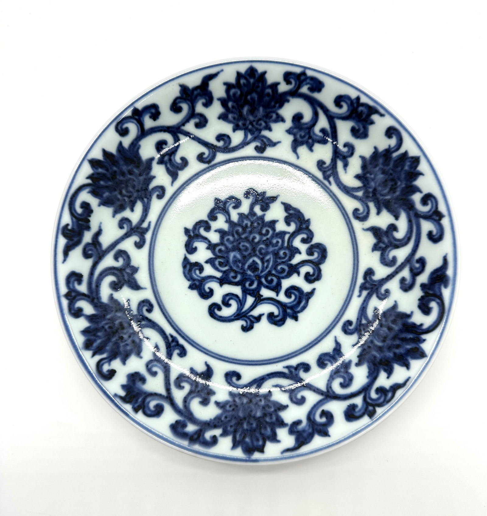 A CHINESE BLUE AND WHITE PORCELAIN DISH (1 of 2)
