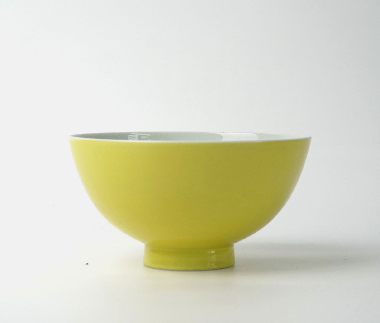 A Chinese Lemon-yellow enamelled bowl,18th/19th Century (1 of 2)