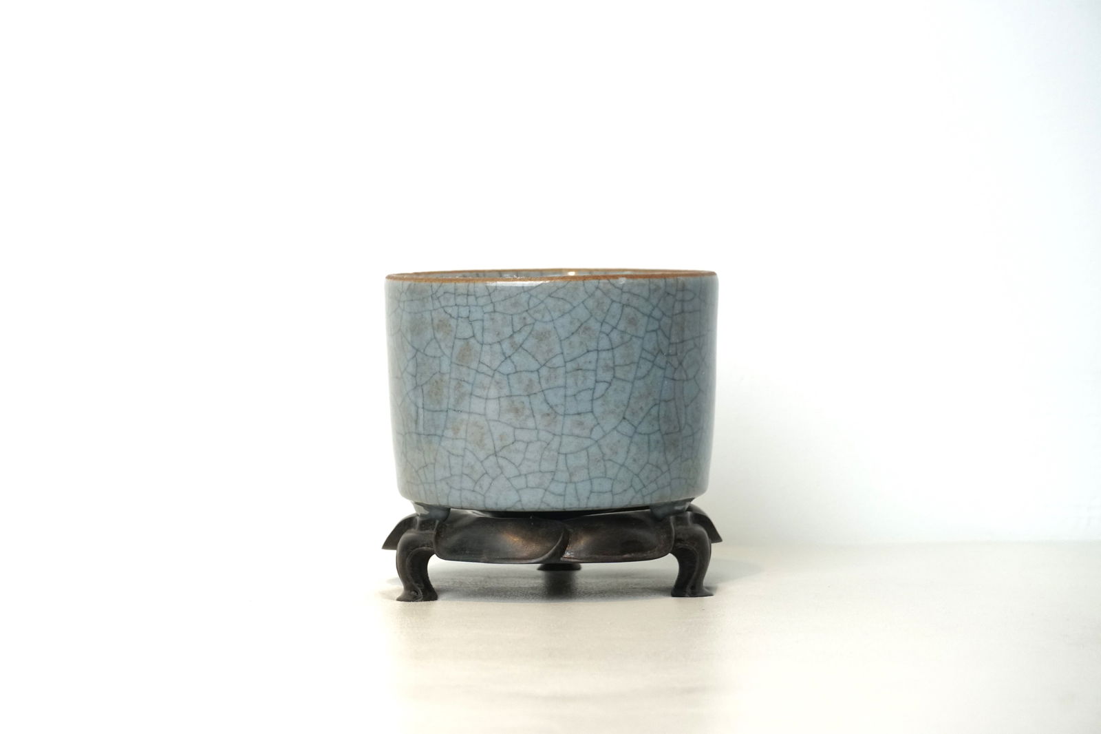 Crackle Glazed Planter on Stand (1 of 2)