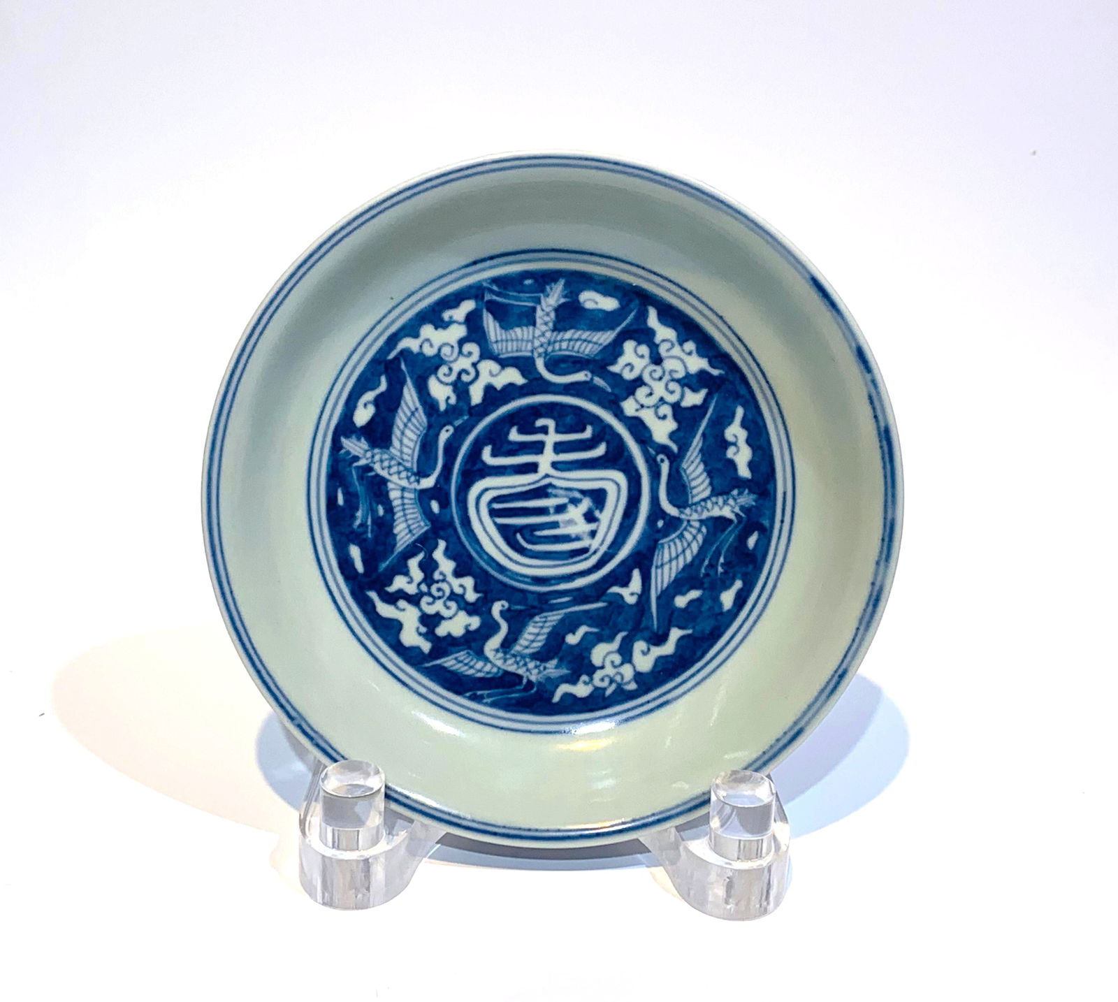 A blue and white Chinese porcelain plate with a crane pattern.Ming Dynasty: A blue and white Chinese porcelain plate with a crane pattern. Length:6.3''(16cm.)Ming Dynasty