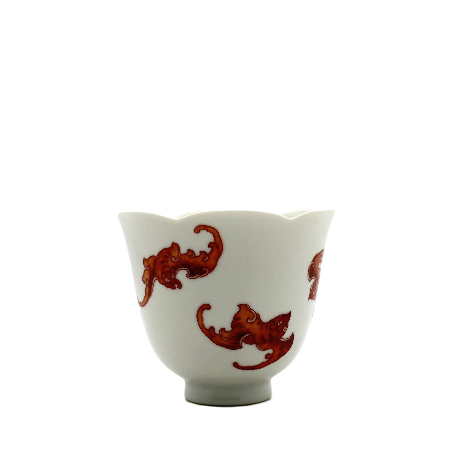 A Chinese white and iron red porcelain cup: A white and iron red porcelain cup, decorated with bats. Marked with seal mark. 19th,China.Diameter:3.93''(10cm) Height :3.34''(8.5cm)