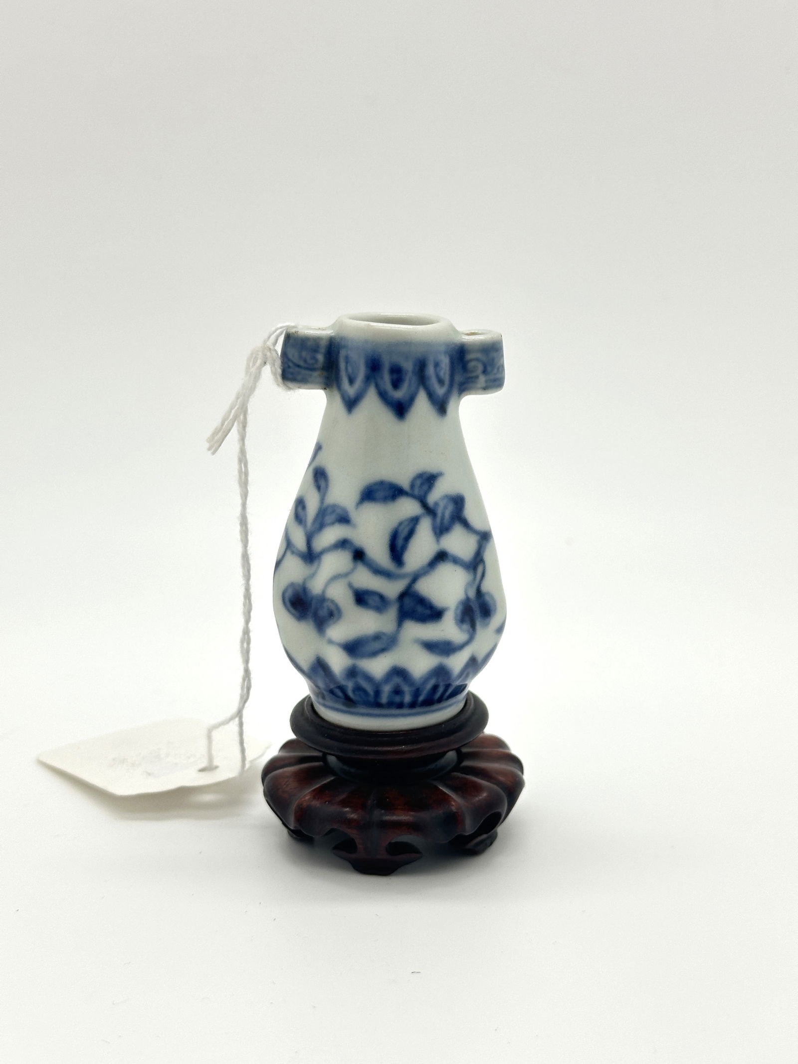 A Chinese Blue-and-White handled vase,: An exquisite Blue-and-White “Arrow Vase” Birdfeeder, Size:Height: 2 1/2''(6.5 cm)