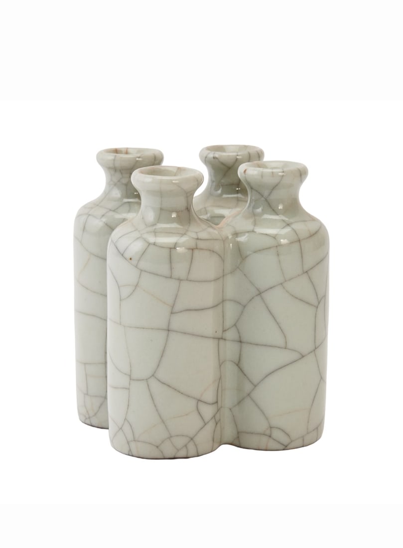 A Chinese porcelain combination vase with crackle patterns.: A porcelain combination vase with crackle patterns. Height:11cm.