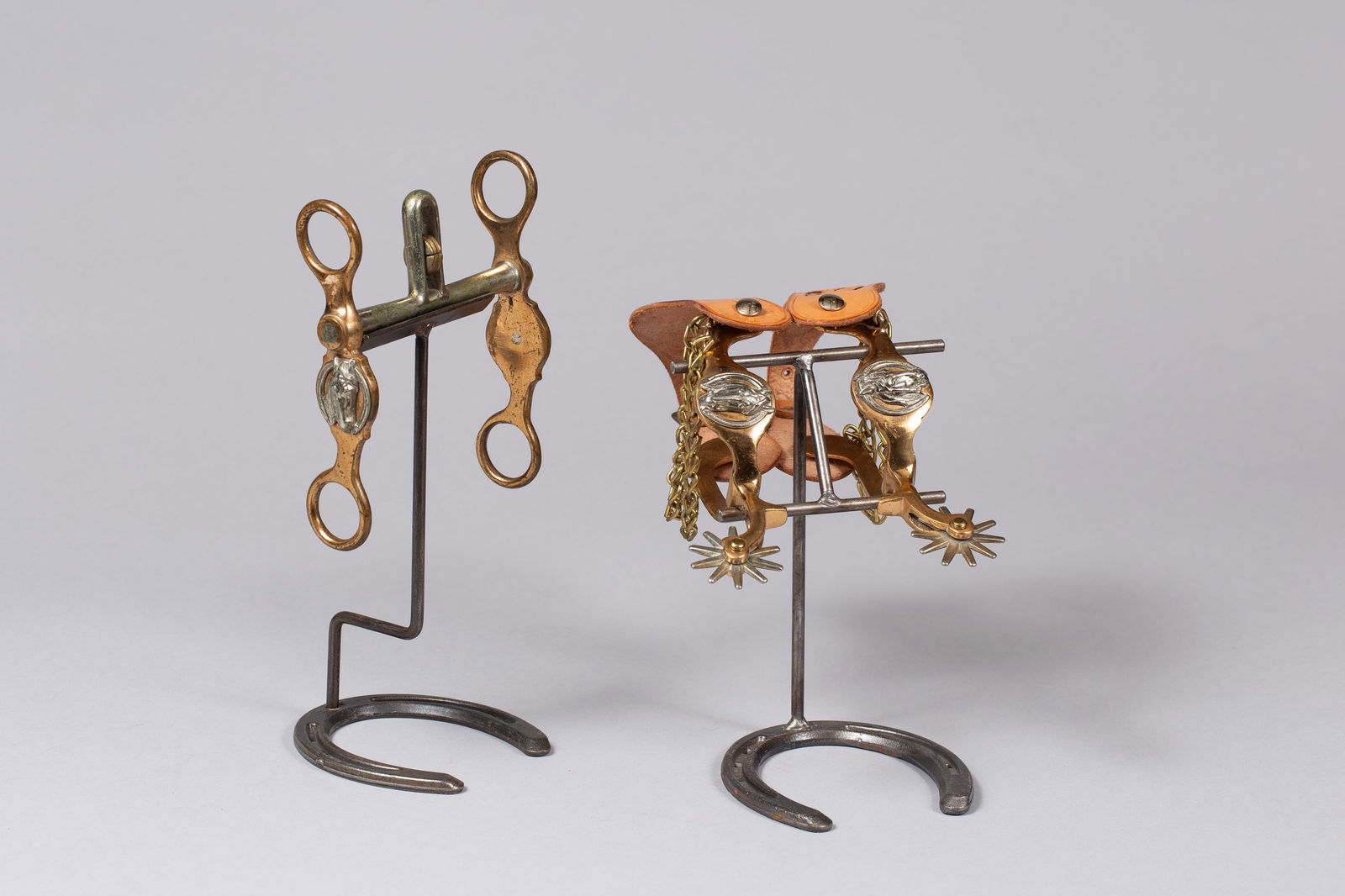 North and Judd / Buermann matching Horsehead Hercules Bronze Bit and Spurs: A nice pair of North and Judd / Buermann Horsehead Hercules bronze bit and spurs. Embellished with a nickel horsehead inside a horseshoe. Complete with leather straps and heel chains. The spurs are do