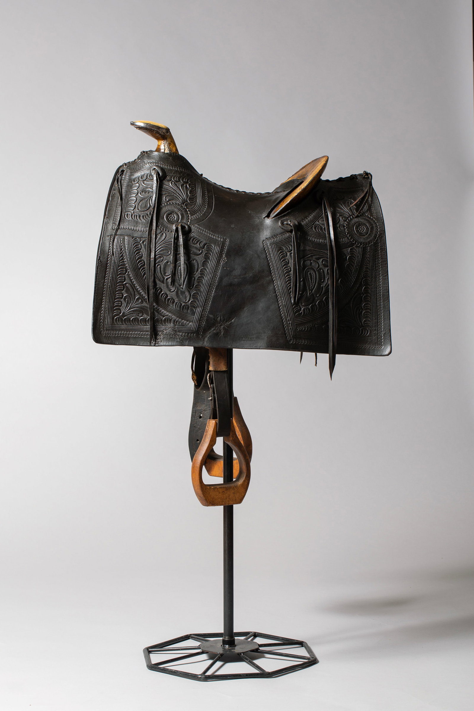 1850s Early California Spanish Colonial/Mexican Style Saddle Featured on Antiques Roadshow: Early California Spanish Colonial/ Mexican Style, one-piece mochilla cover with carved elaborate floral motifs; small, curved cantle and flat horn covered in rawhide: anquerta with floral design behin
