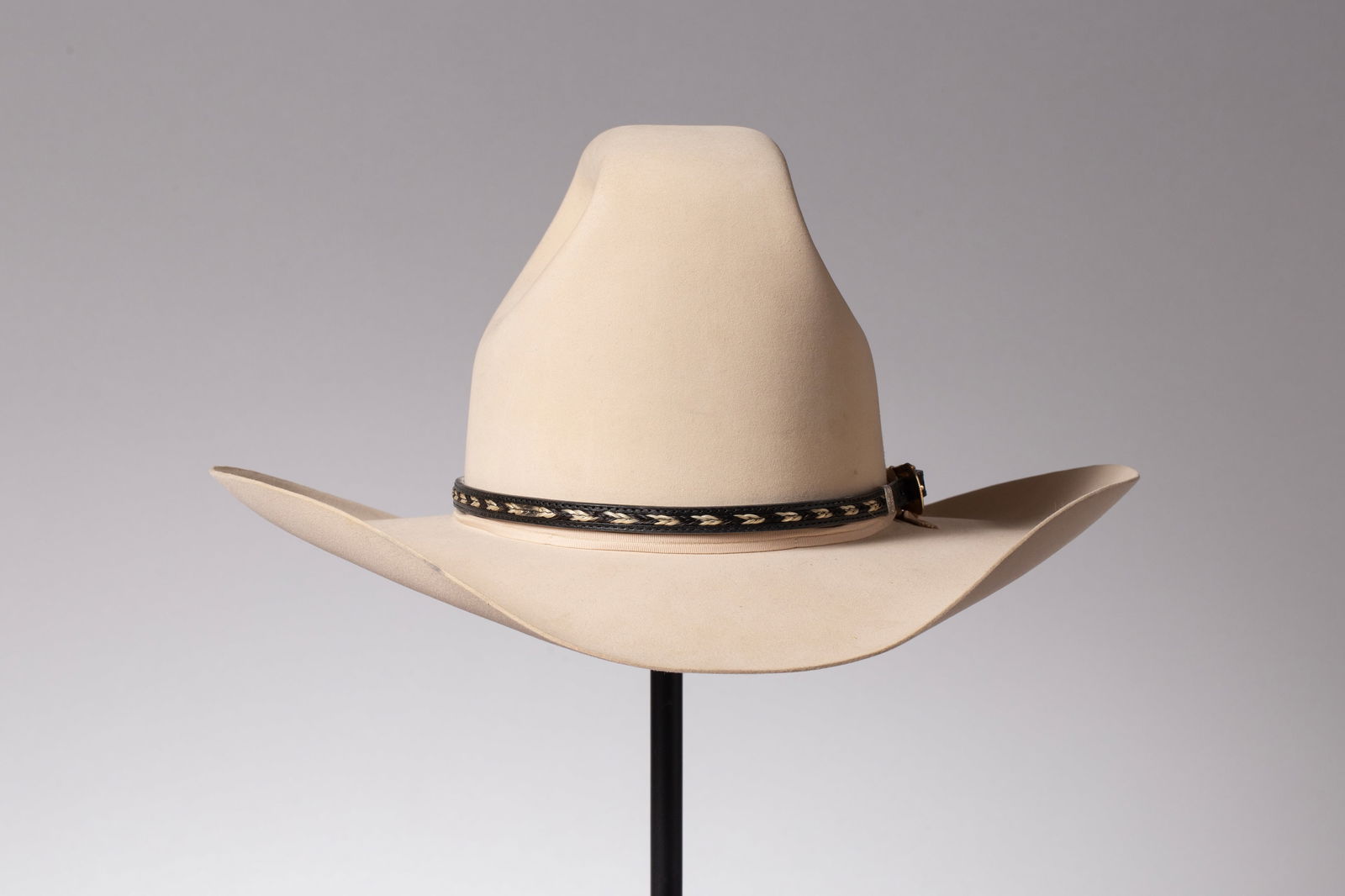 Dean Smith's Resistol "Diamond Horseshoe" Las Vegas" style Hat: Purchased by Dean Smith directly from the Edward H. Bohlin shop in Hollywood CA. Resistol Self Conforming "Diamond Horseshoe" "Las Vegas" style Hat. Size 7 1/8". Fitted with period horsehair hatband.