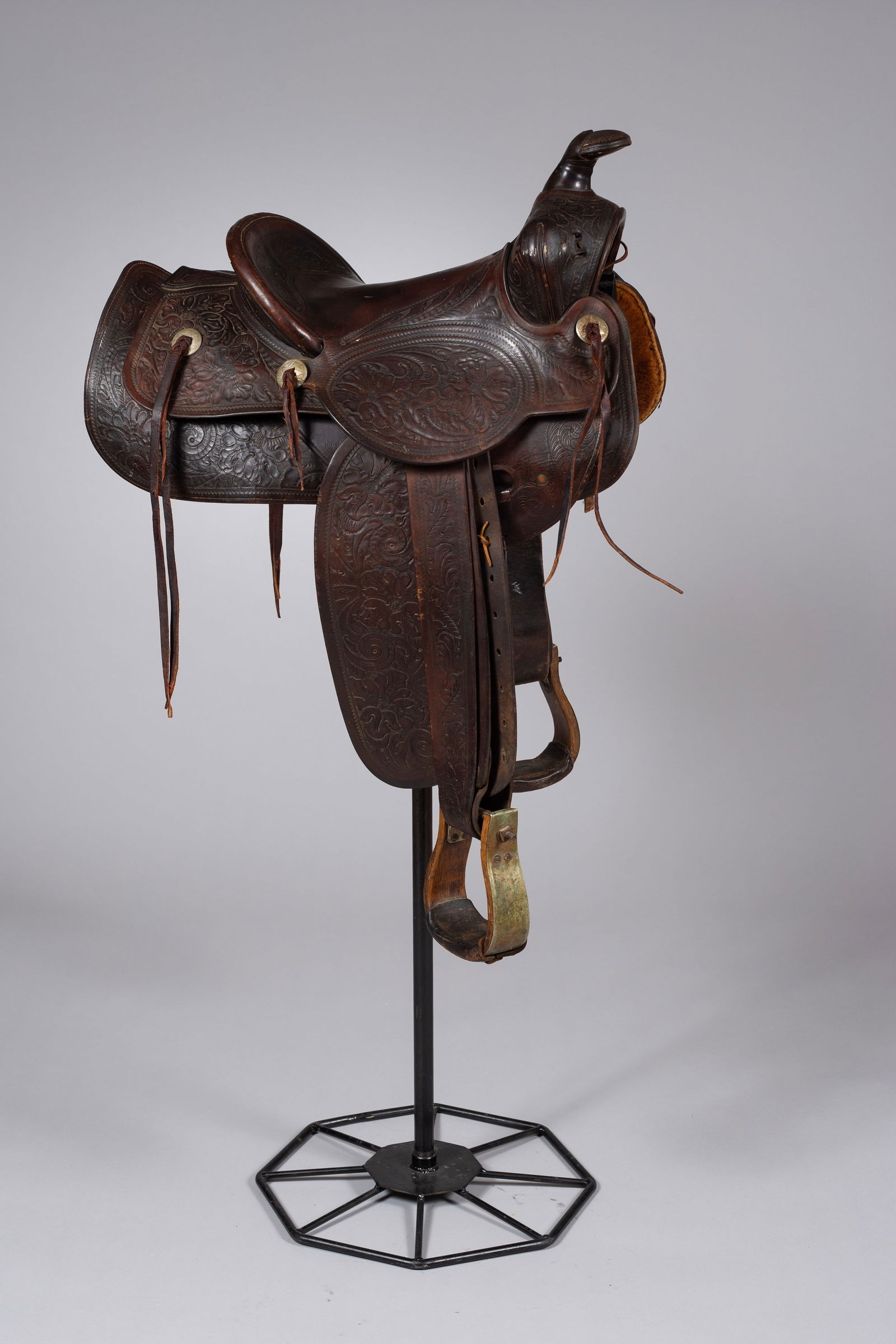 Vintage 1940s N. Porter & Co. Brown Western Saddle: An exceptional piece of American Western history, this finely crafted brown leather saddle was produced by the world-renowned N. Porter Saddle and Harness Company of Phoenix, Arizona, circa 1940s. The