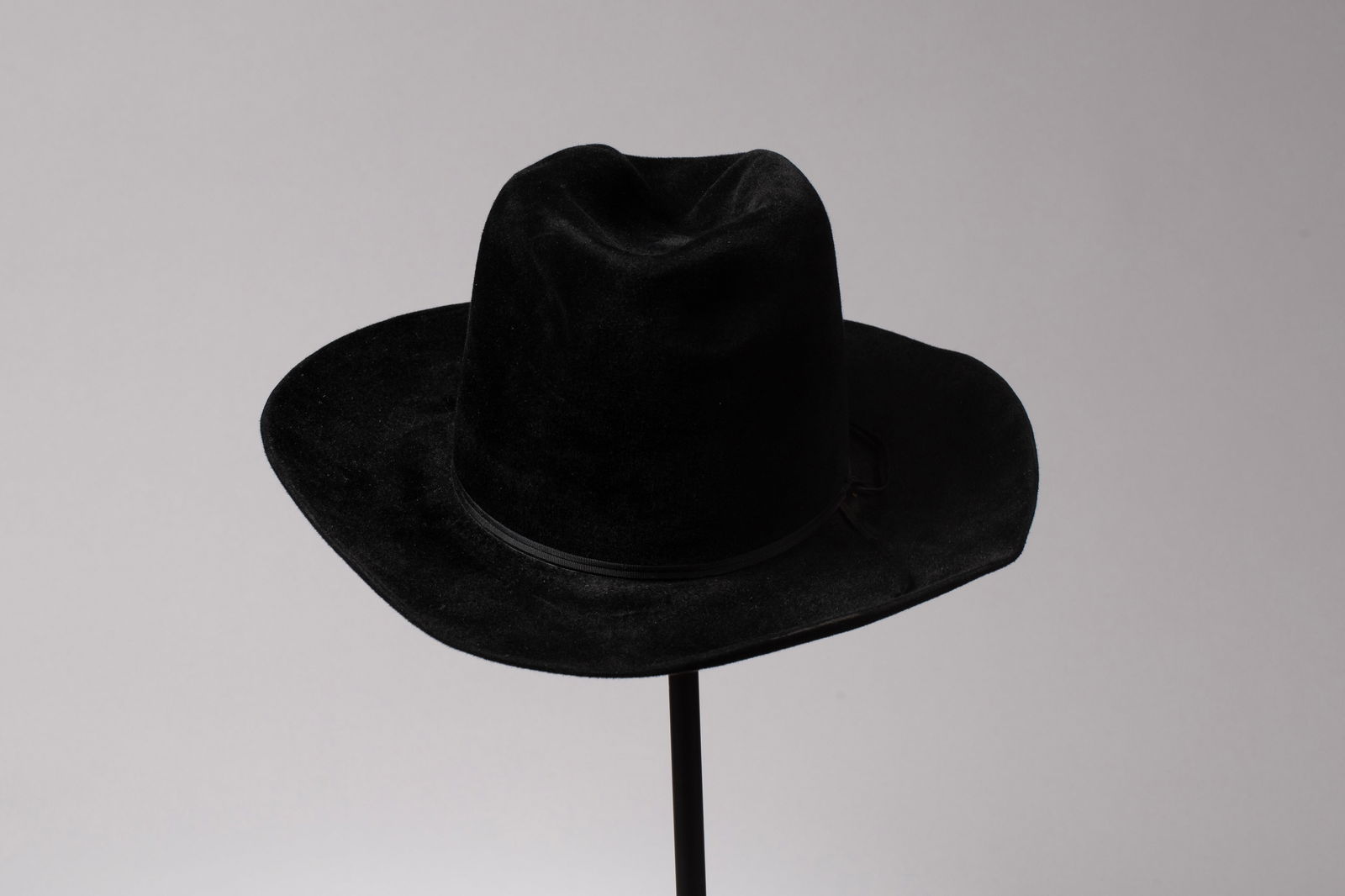 Nudie's Black Felt Cowboy Hat owned by Dean Smith: Beautiful Black felt Nudie's Cowboy Hat owned by Dean Smith. Marked "Nudie's RODEO TAILORS, NORTH HOLLYWOOD CALIFORNIA", "HAND CREASED" and "DOBBS WEST" on sweatband. Black ribbon hat band and size 7