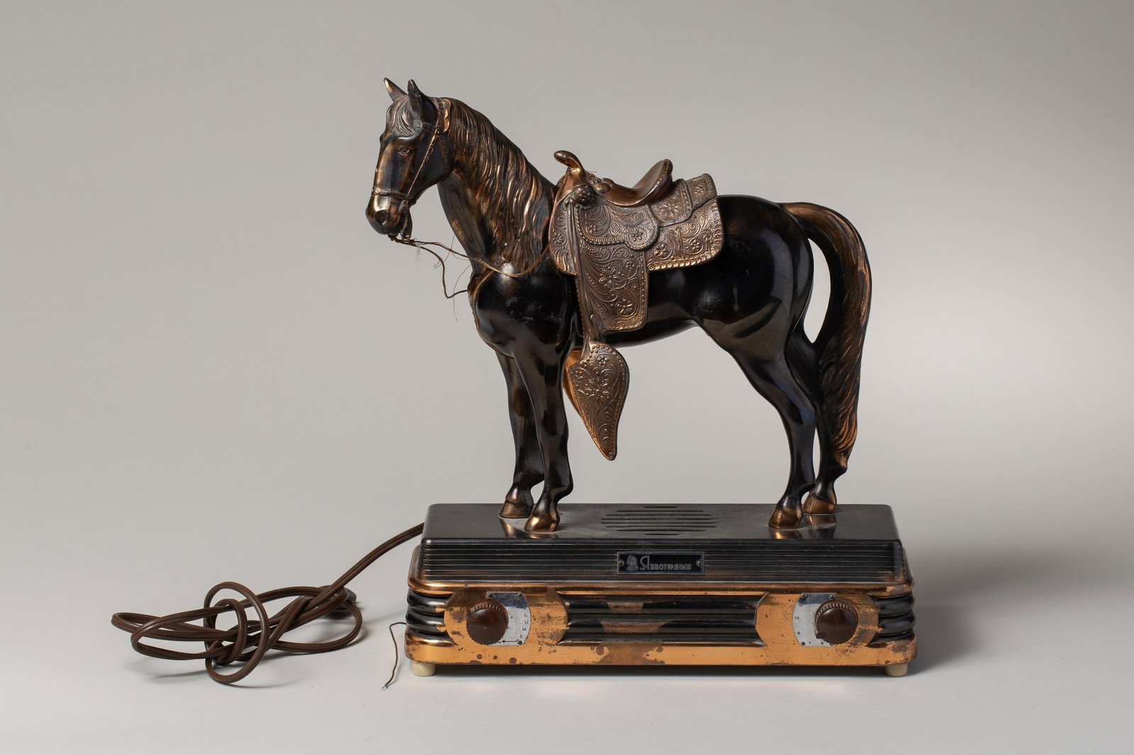 Vintage Abbotwares Horse with Saddle Radio Model Z477 (1 of 8)