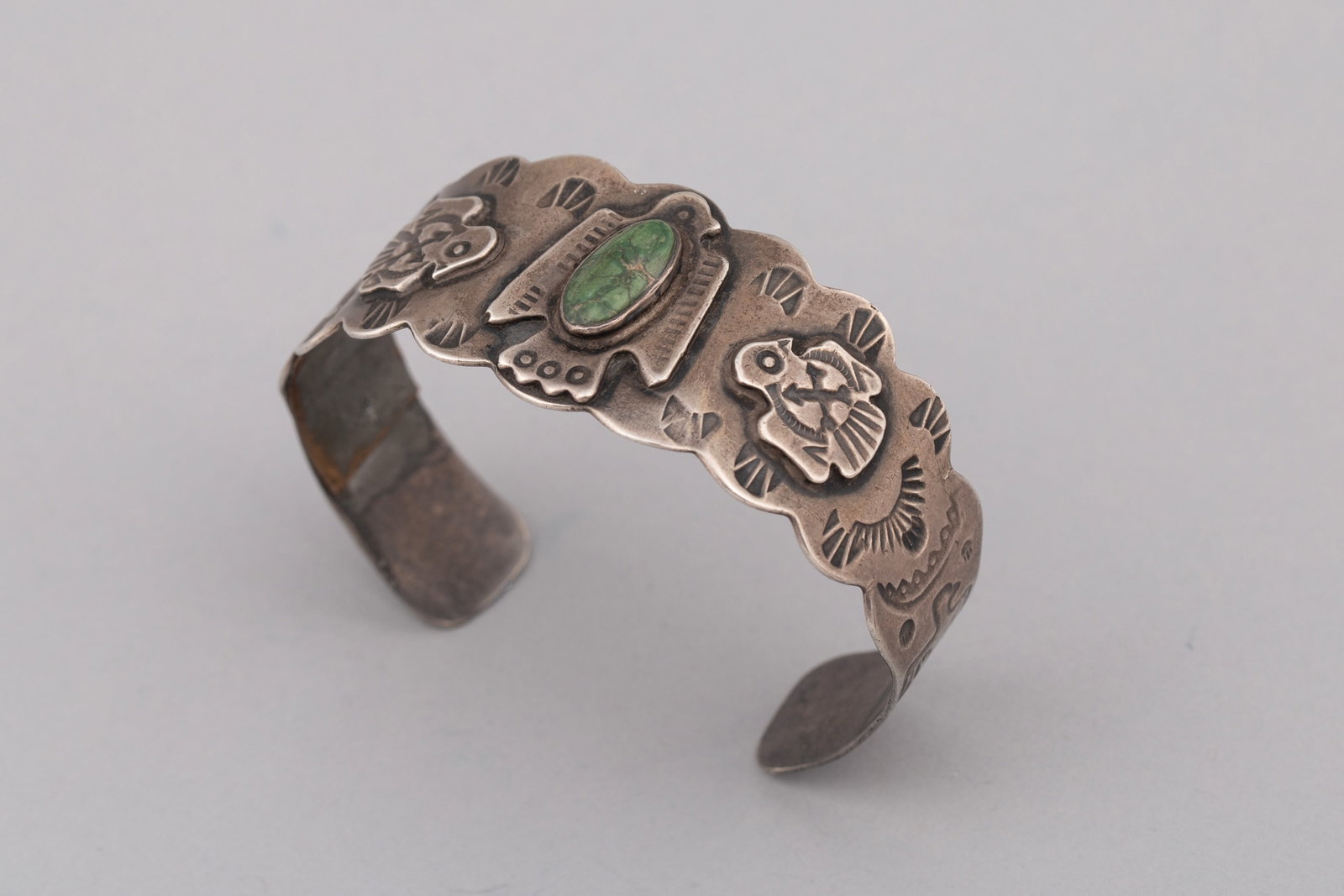 Vintage Fred Harvey Era Navajo Sterling Silver & Green Turquoise Thunderbird Cuff Bracelet: An authentic piece of Southwestern Americana, this Fred Harvey Era sterling silver cuff bracelet dates approximately to the second quarter of the 20th century (c. 1930s–1950s). Highly collectible, t